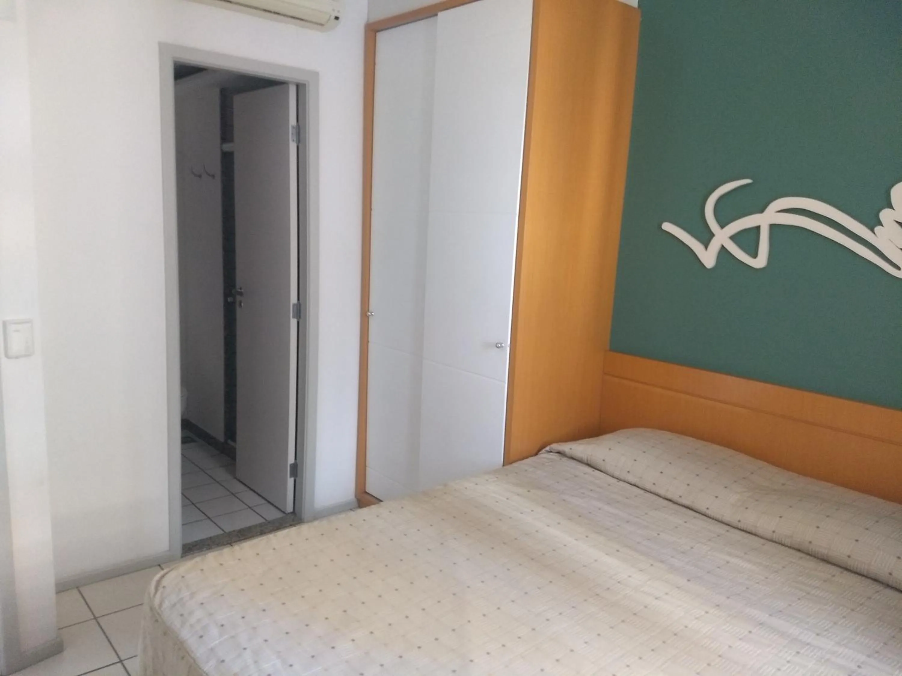 Bed in Bristol Praia do Canto Apart Hotel