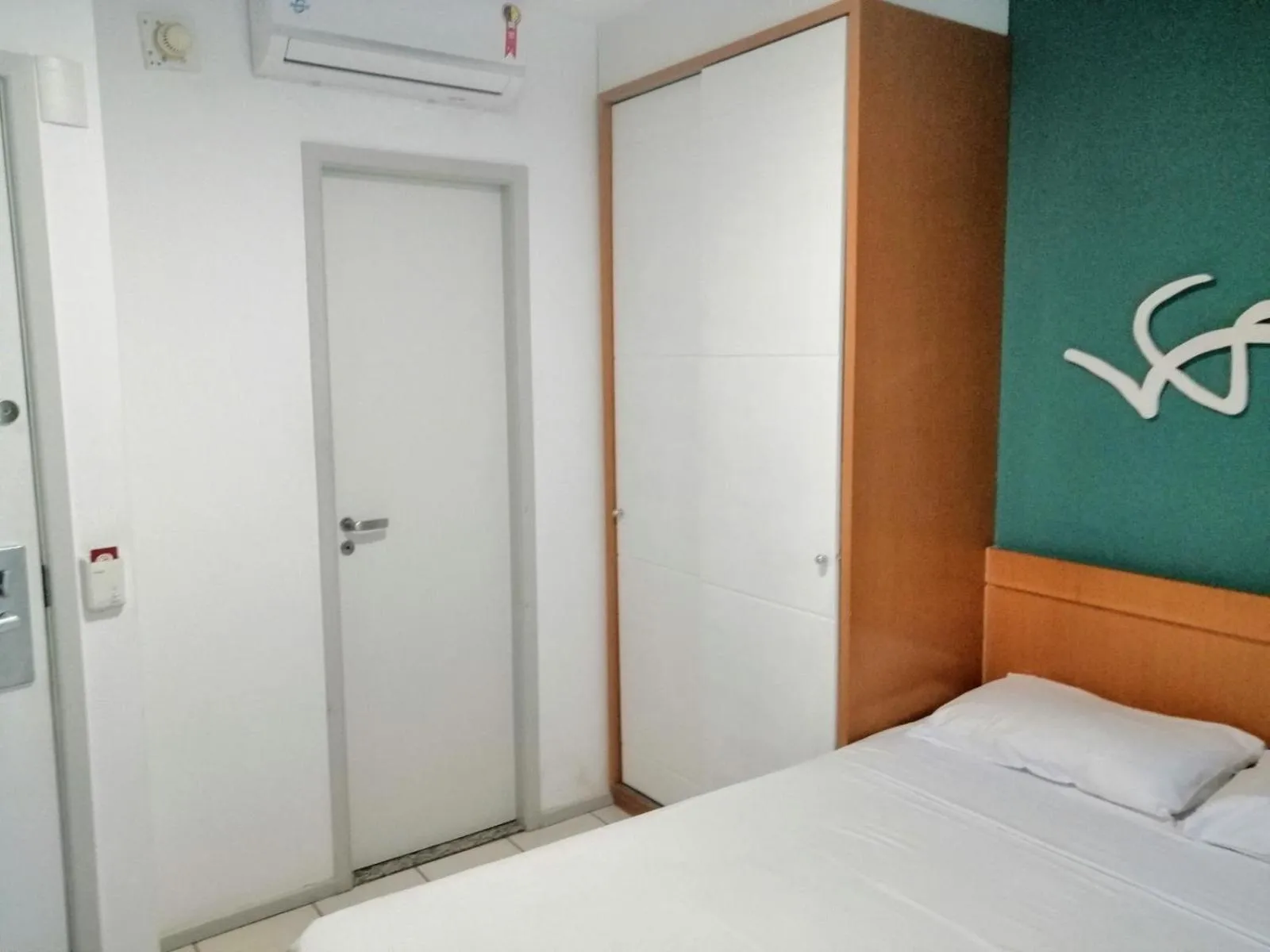 Bed in Bristol Praia do Canto Apart Hotel