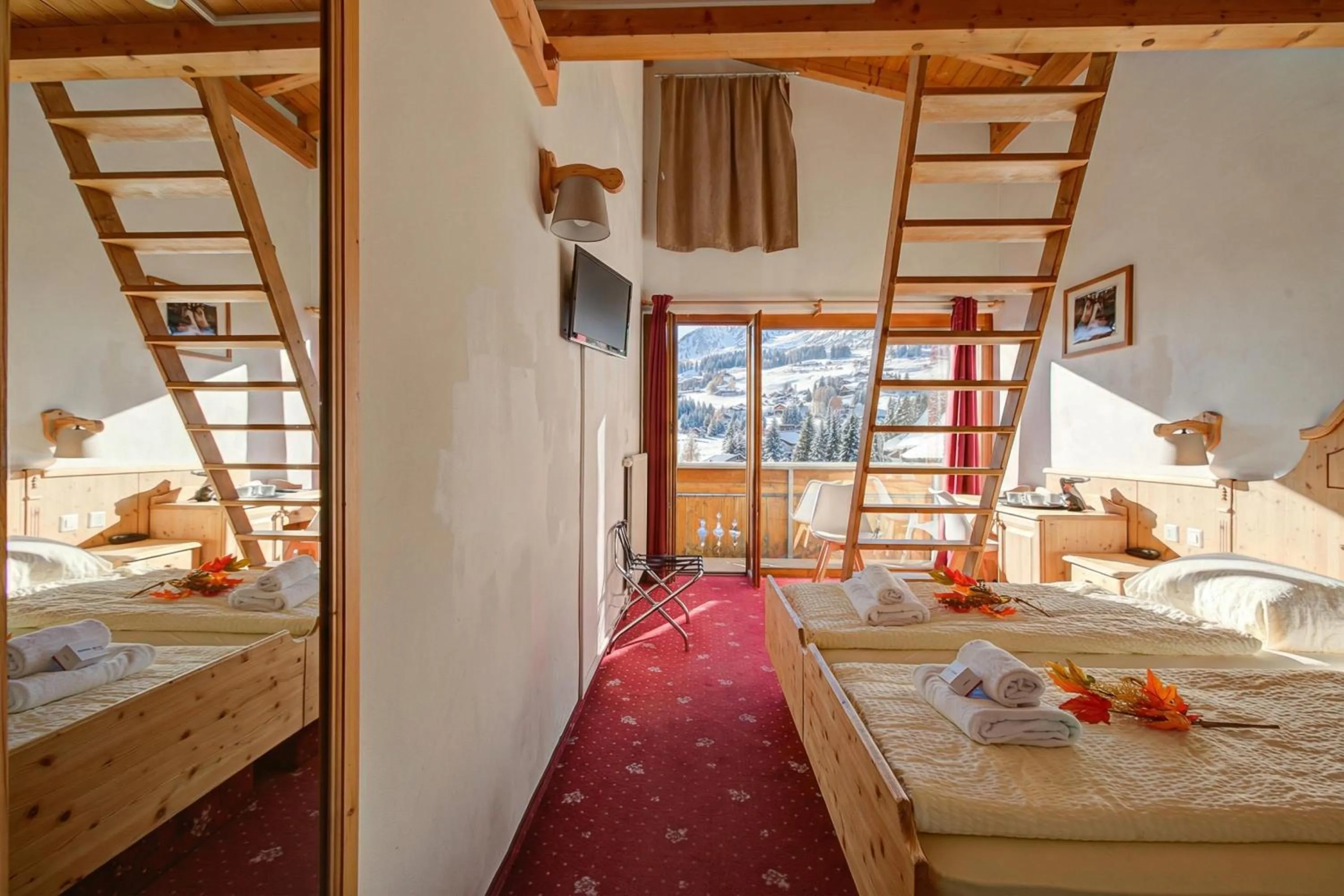 Living room, Bed in Hotel Relais Alpin