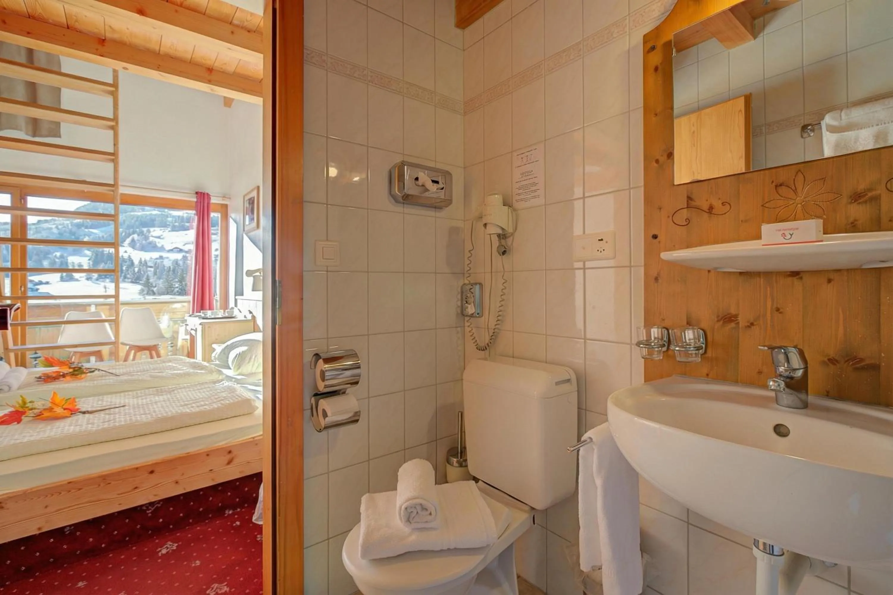 Bathroom, Bed in Hotel Relais Alpin