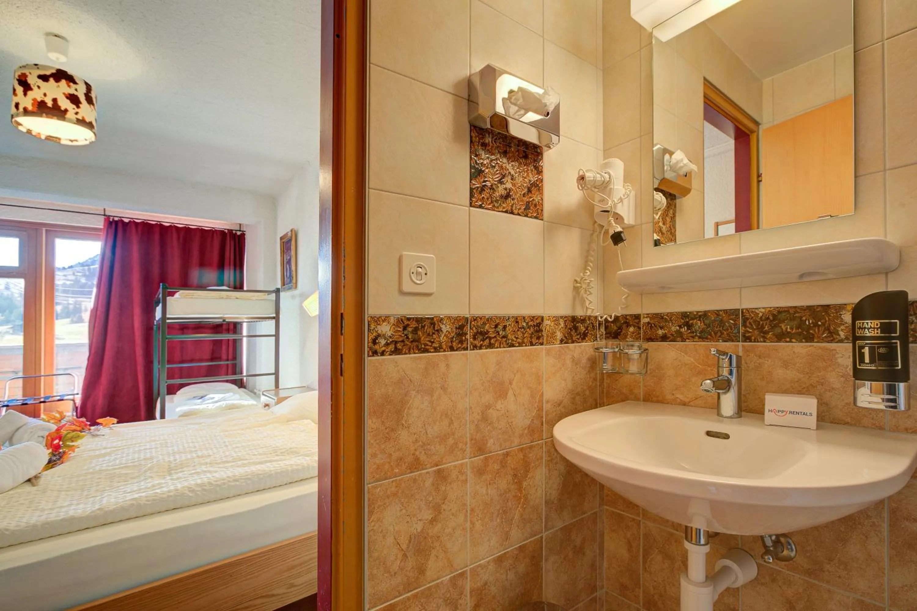 Bathroom, Bed in Hotel Relais Alpin