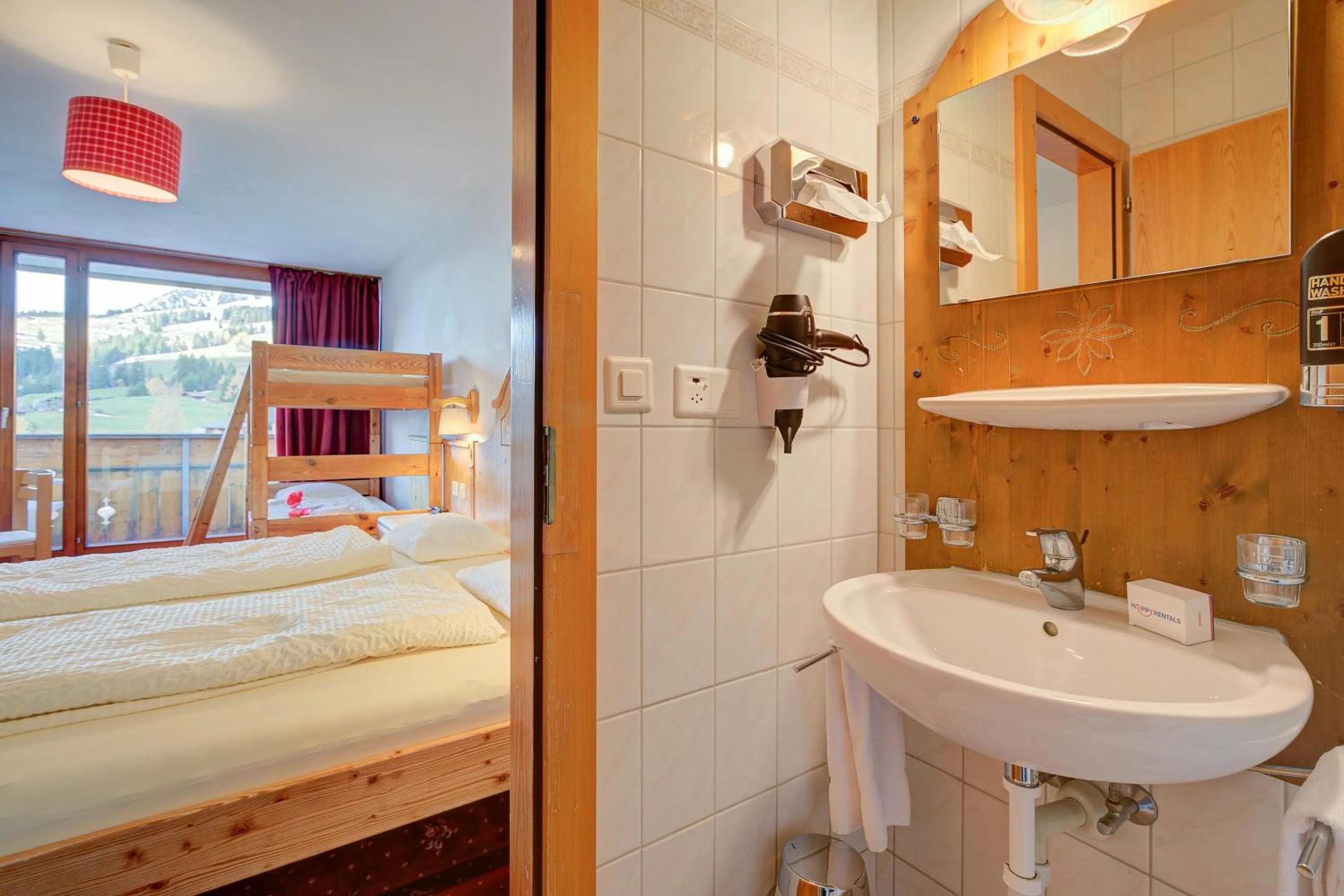 Bathroom, Bed in Hotel Relais Alpin
