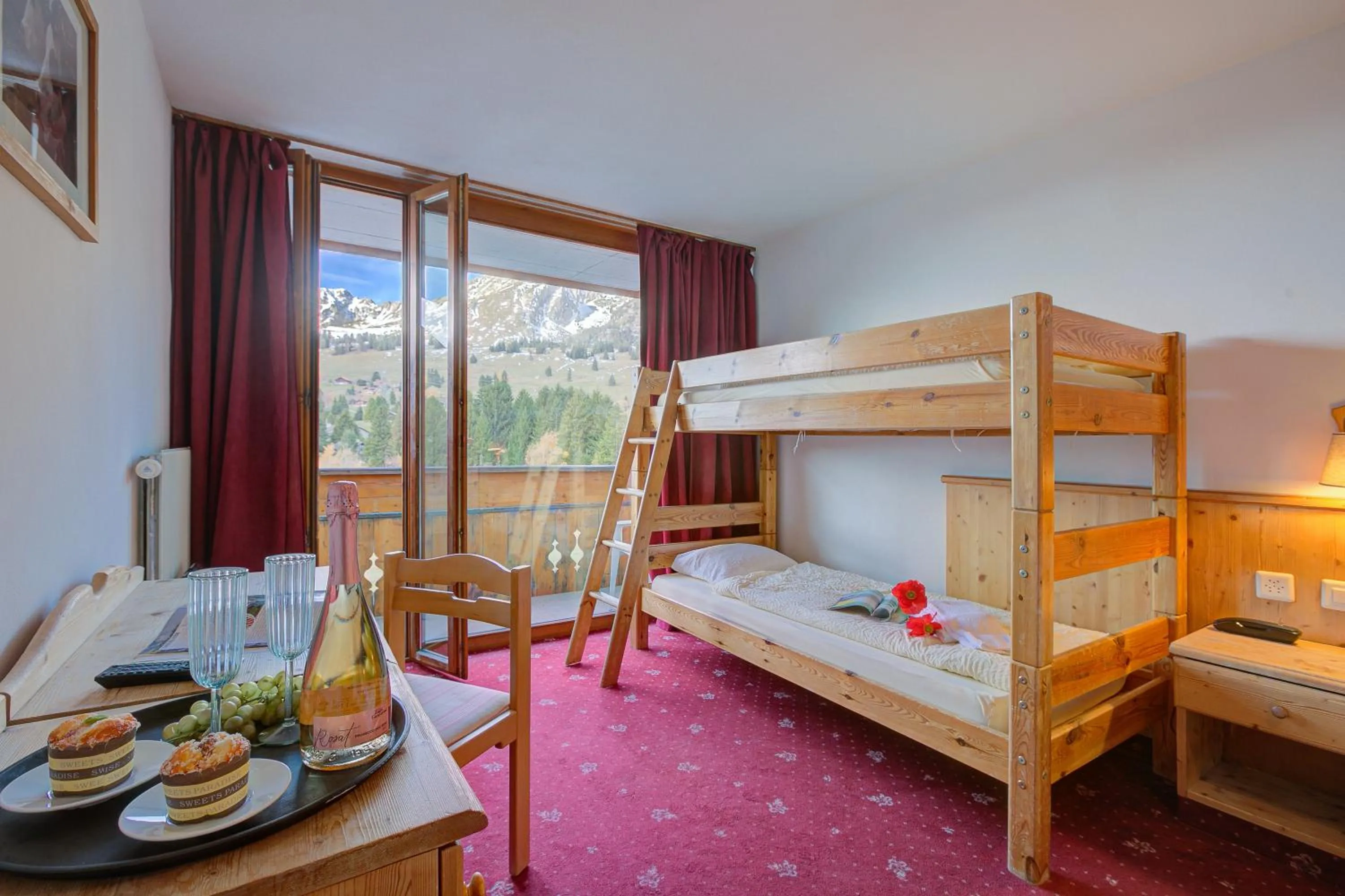 Living room, Bed in Hotel Relais Alpin