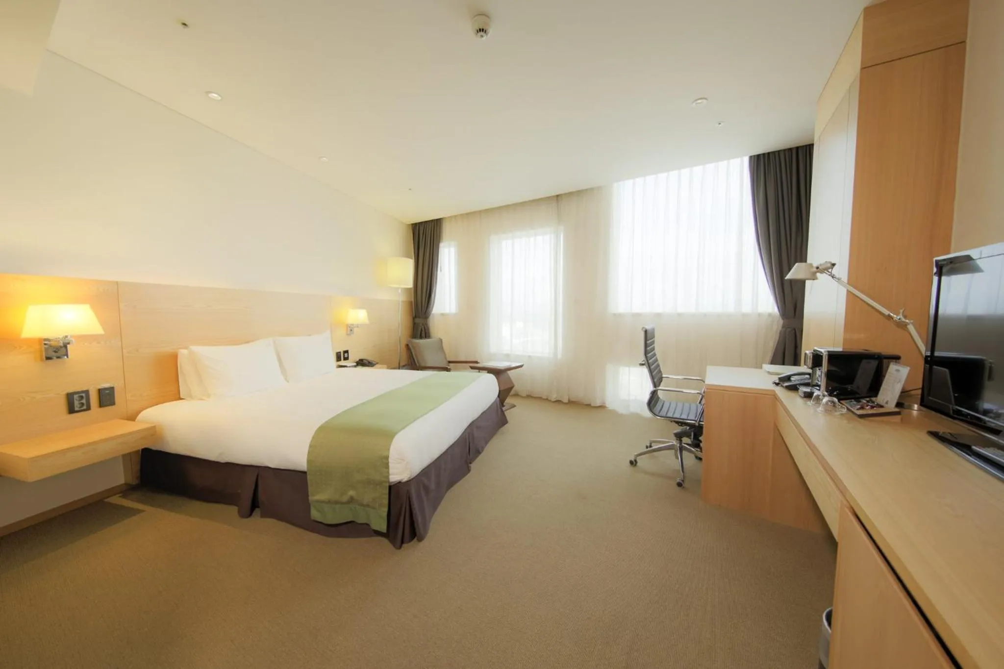Photo of the whole room, Bed in Holiday Inn Gwangju by IHG