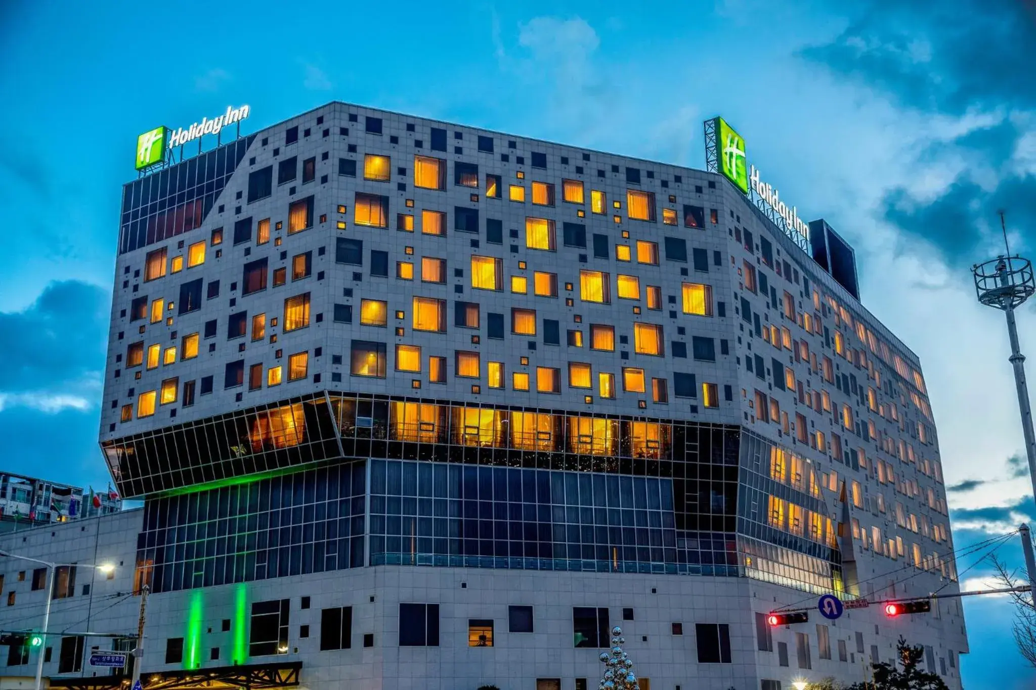 Property building in Holiday Inn Gwangju by IHG Property building in Holiday Inn Gwangju by IHG