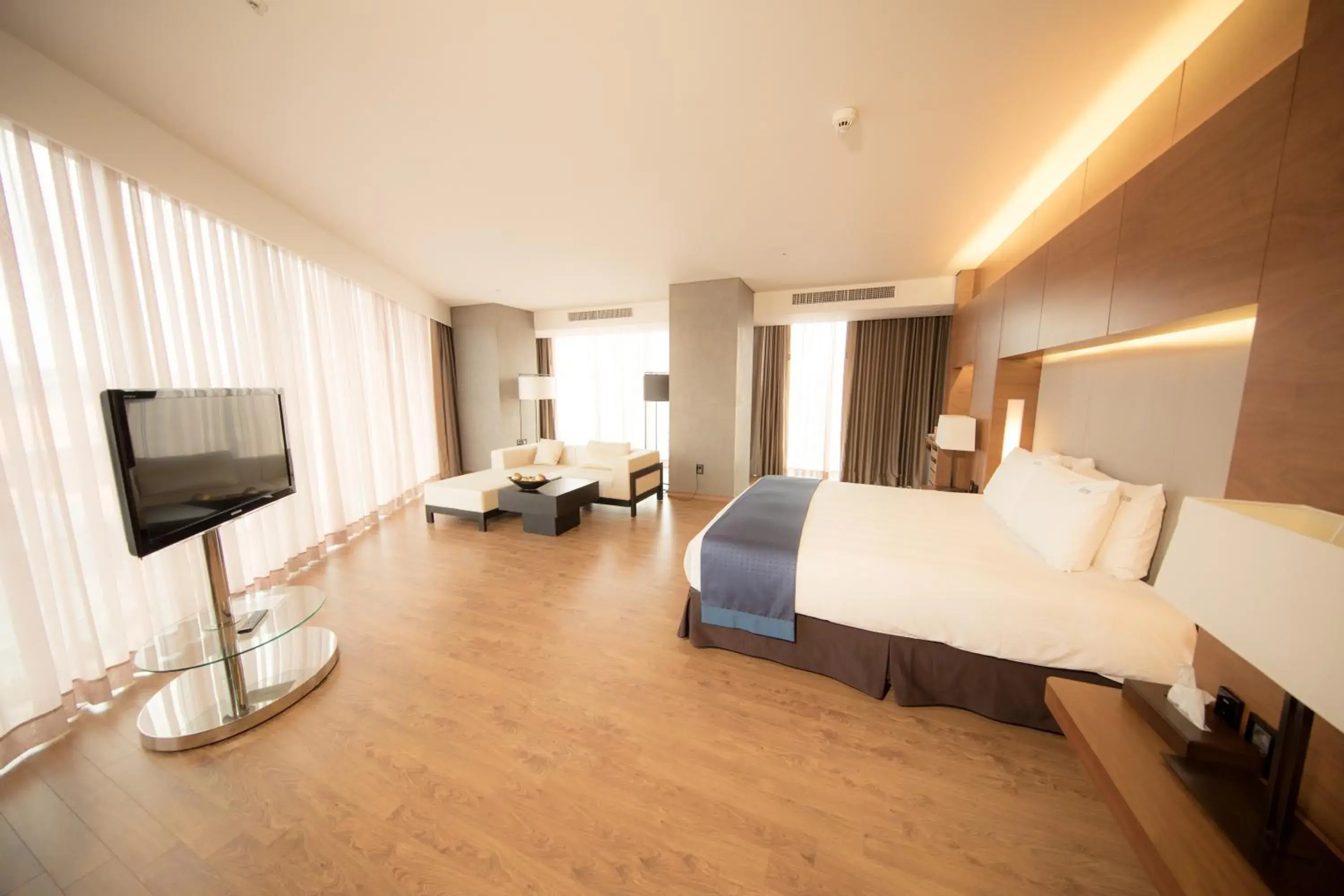 TV and multimedia, Bed in Holiday Inn Gwangju by IHG TV and multimedia, Bed in Holiday Inn Gwangju by IHG