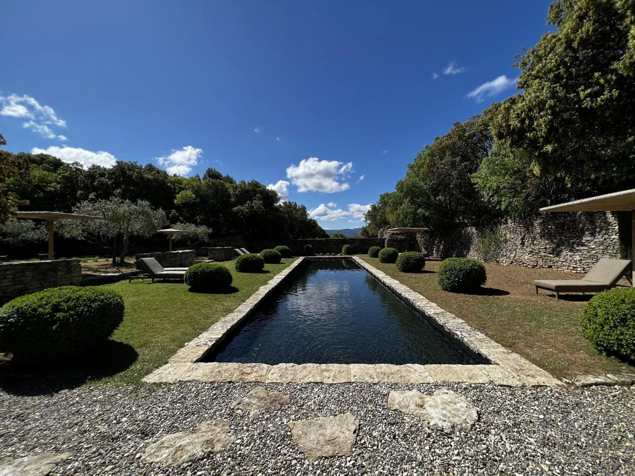 Pool view in Le Mas de Béthel