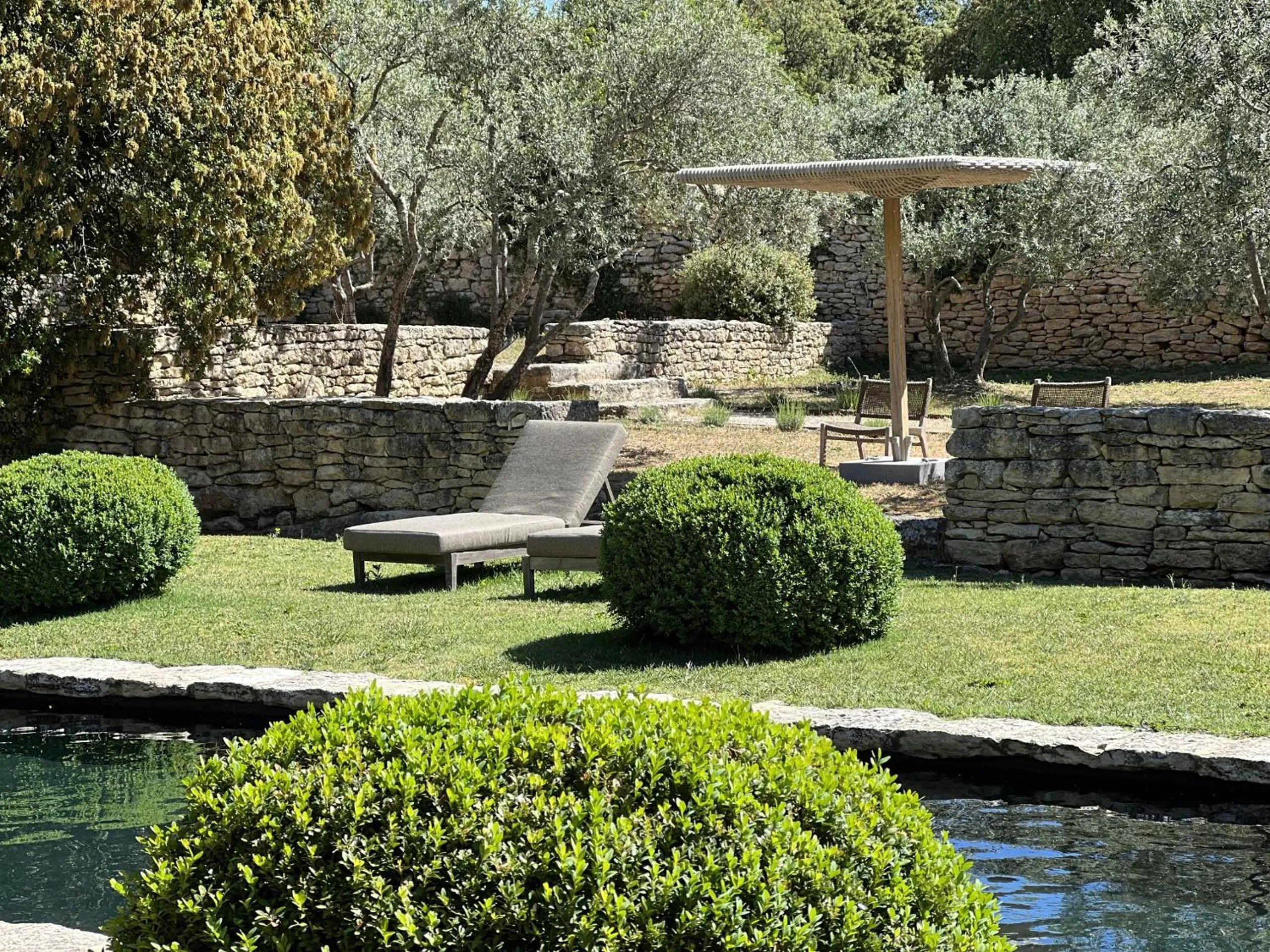 Pool view in Le Mas de Béthel
