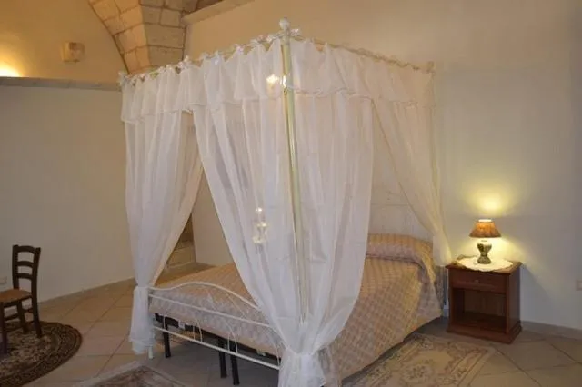 Decorative detail, Bed in Masseria Cinti