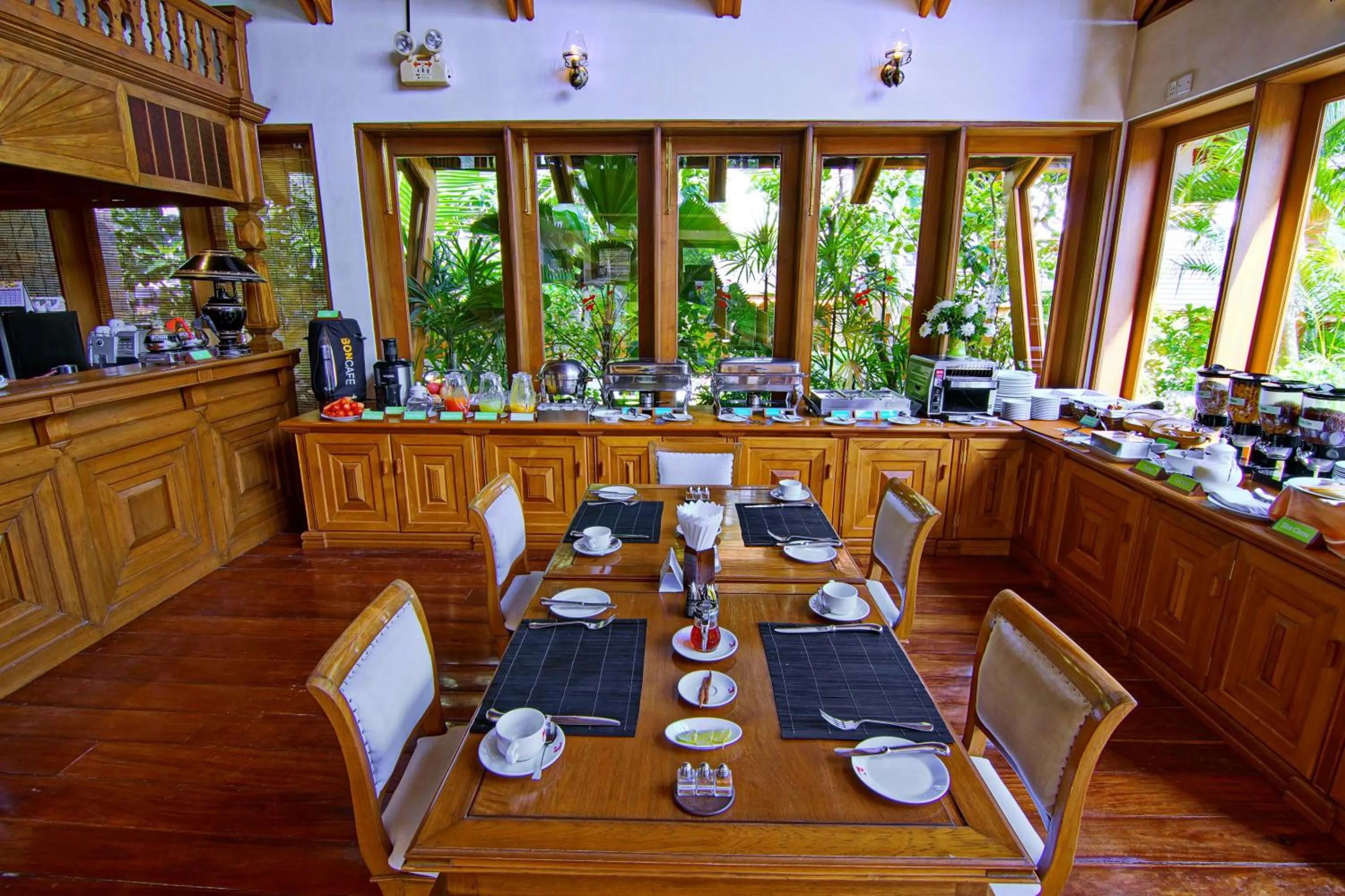 Restaurant/places to eat in The Hotel by the Red Canal