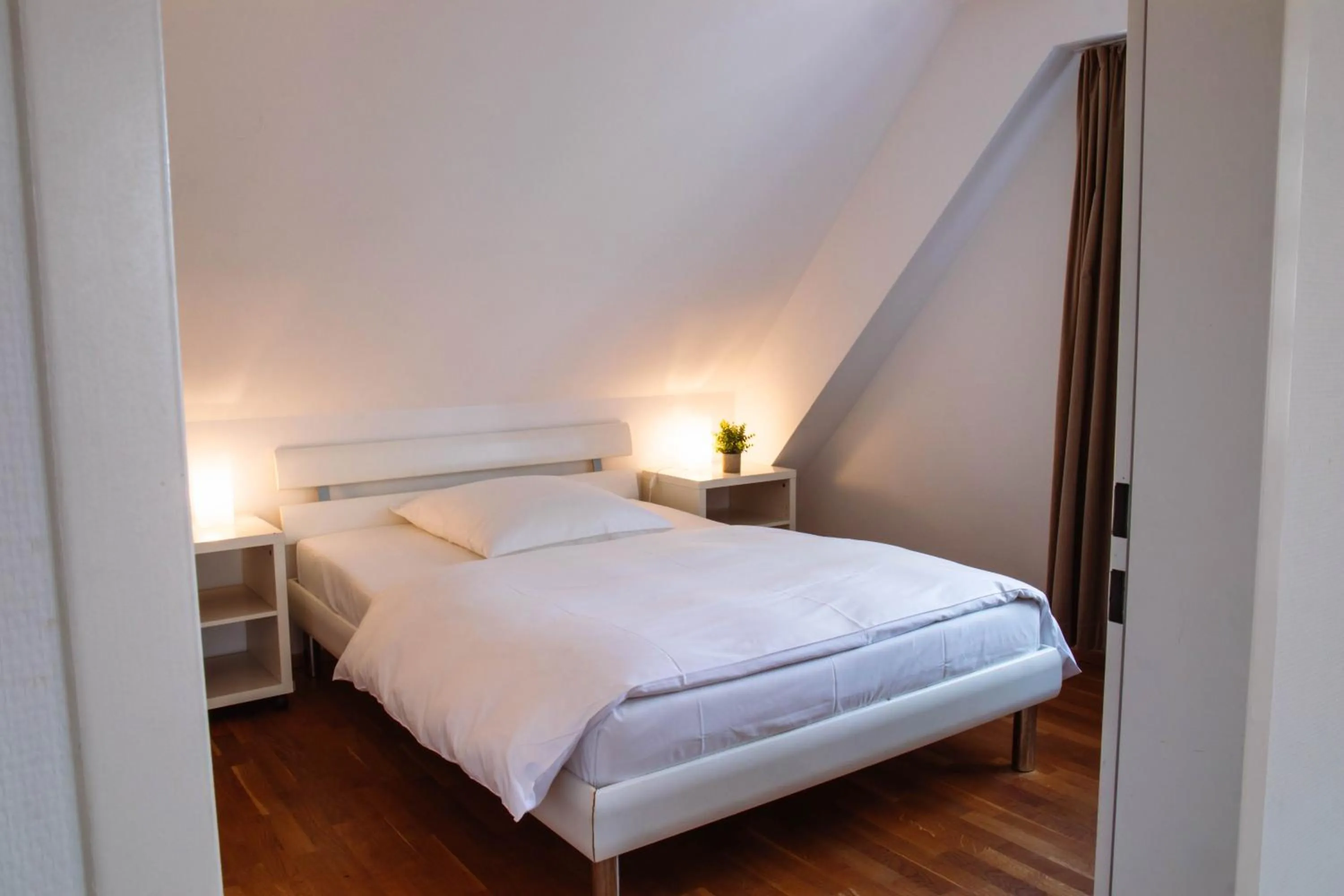 Photo of the whole room, Bed in Parkhotel Wolfsburg