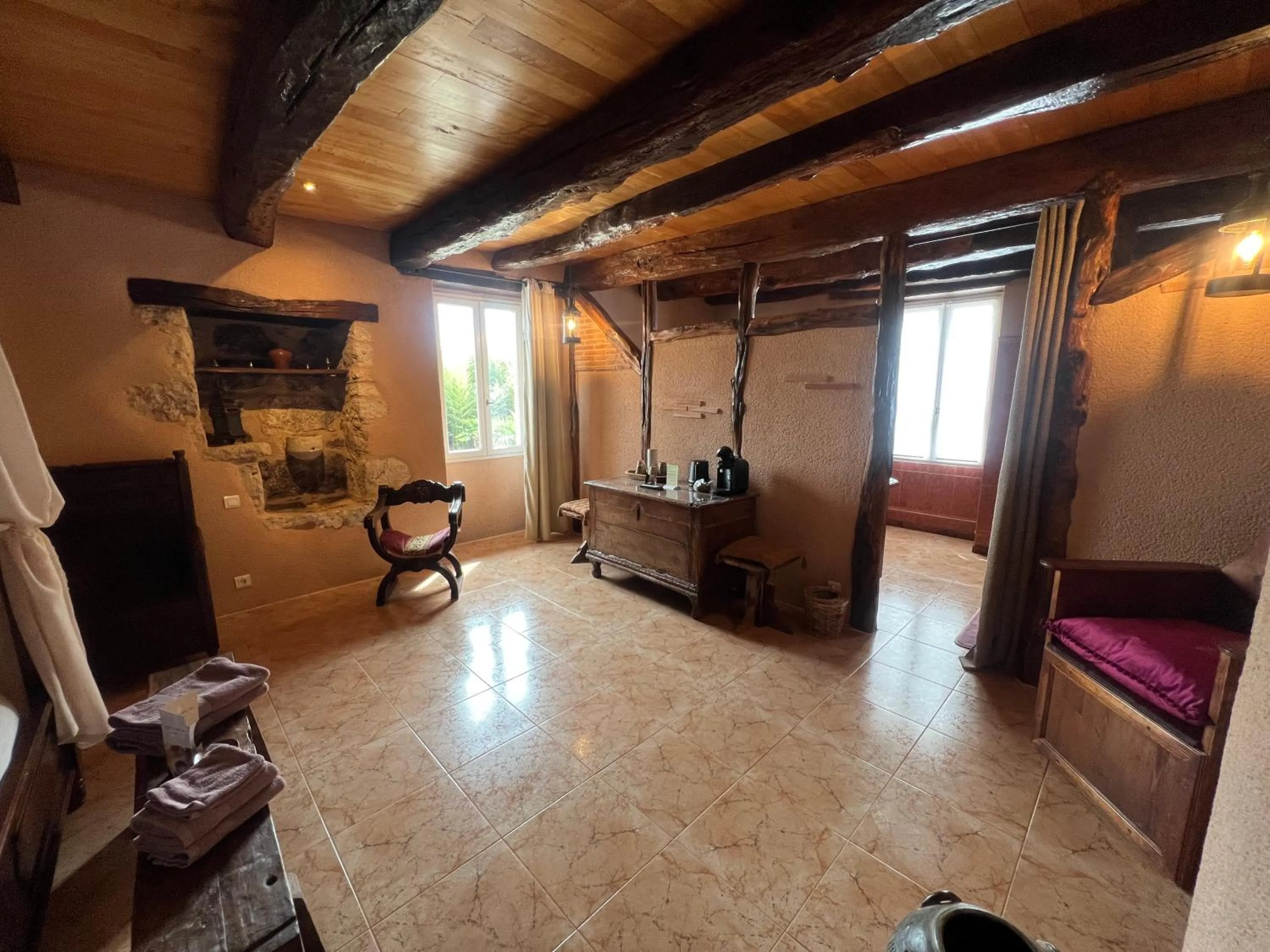 Photo of the whole room in Le Relais des Chevaliers "La Suite des Seigneurs"