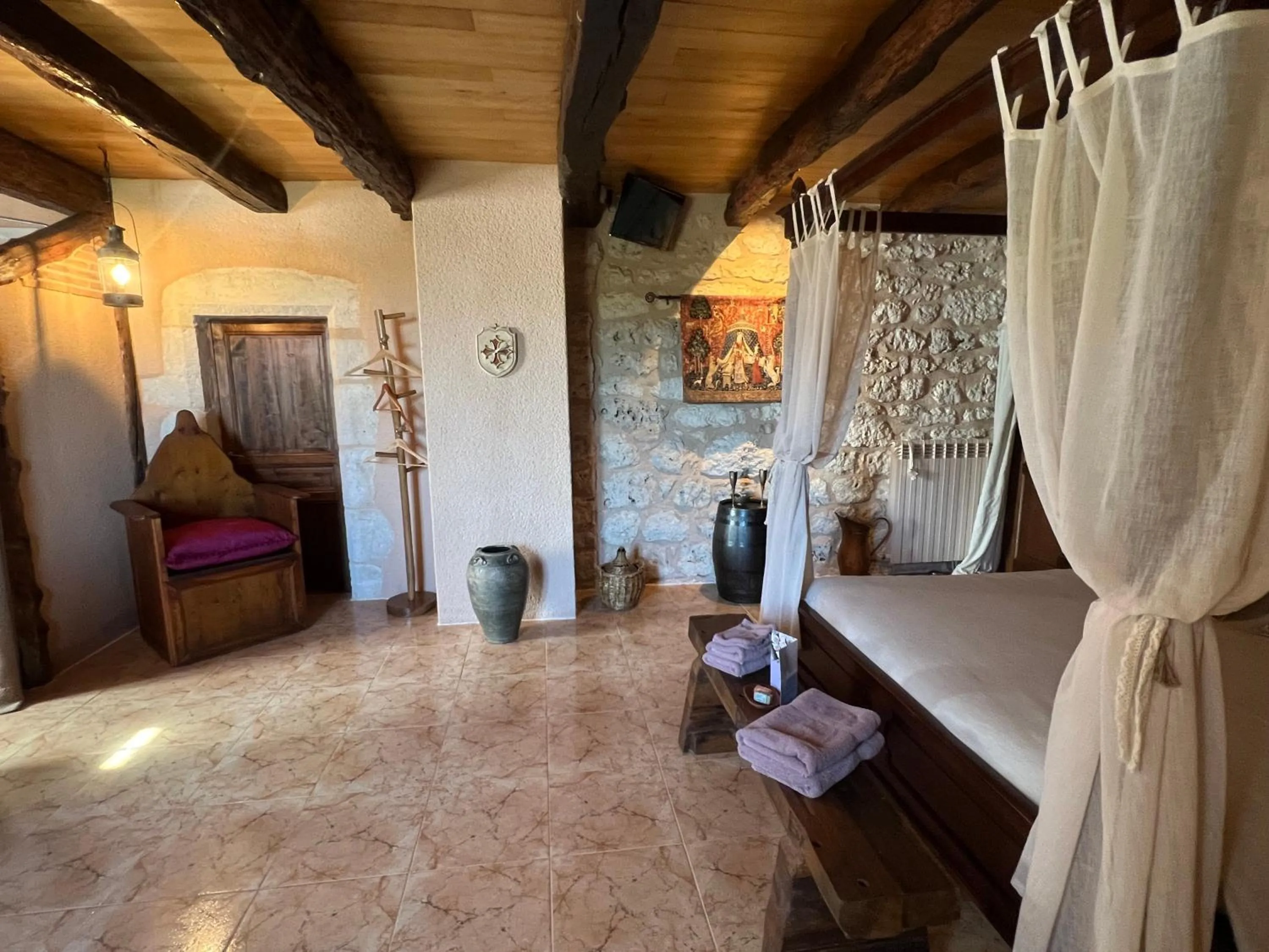 Photo of the whole room in Le Relais des Chevaliers "La Suite des Seigneurs"