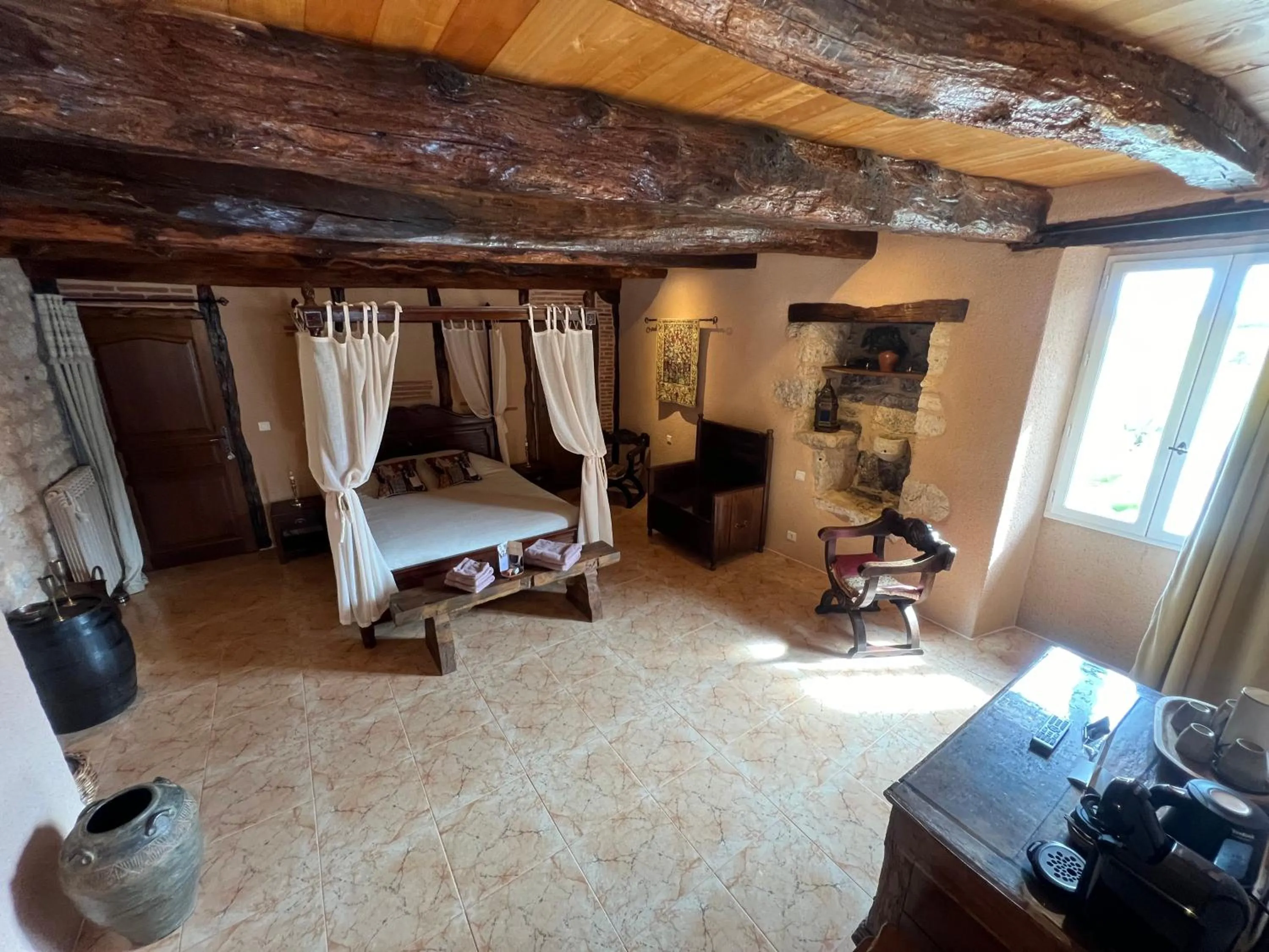 Photo of the whole room, Bed in Le Relais des Chevaliers "La Suite des Seigneurs"