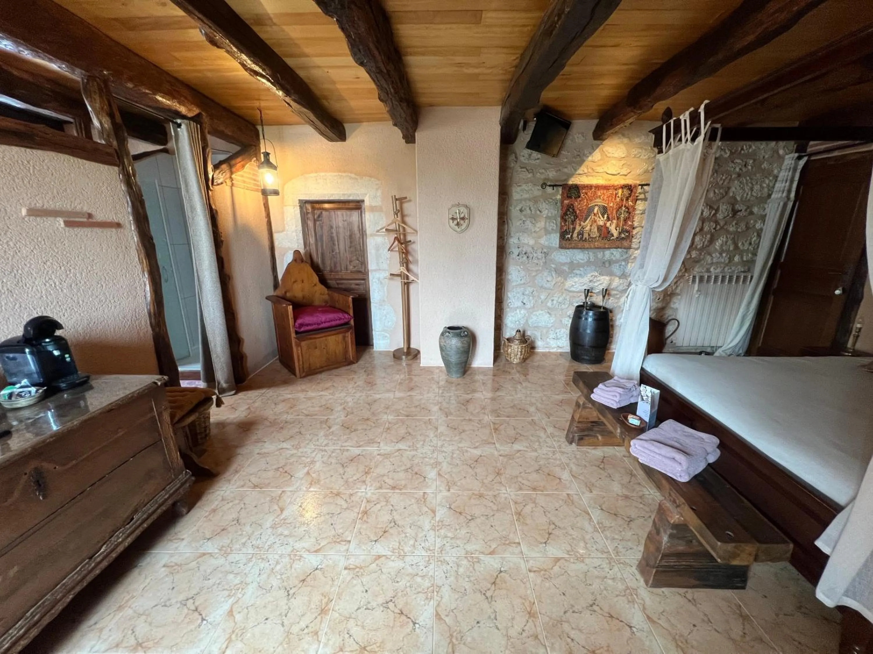 Photo of the whole room in Le Relais des Chevaliers "La Suite des Seigneurs"