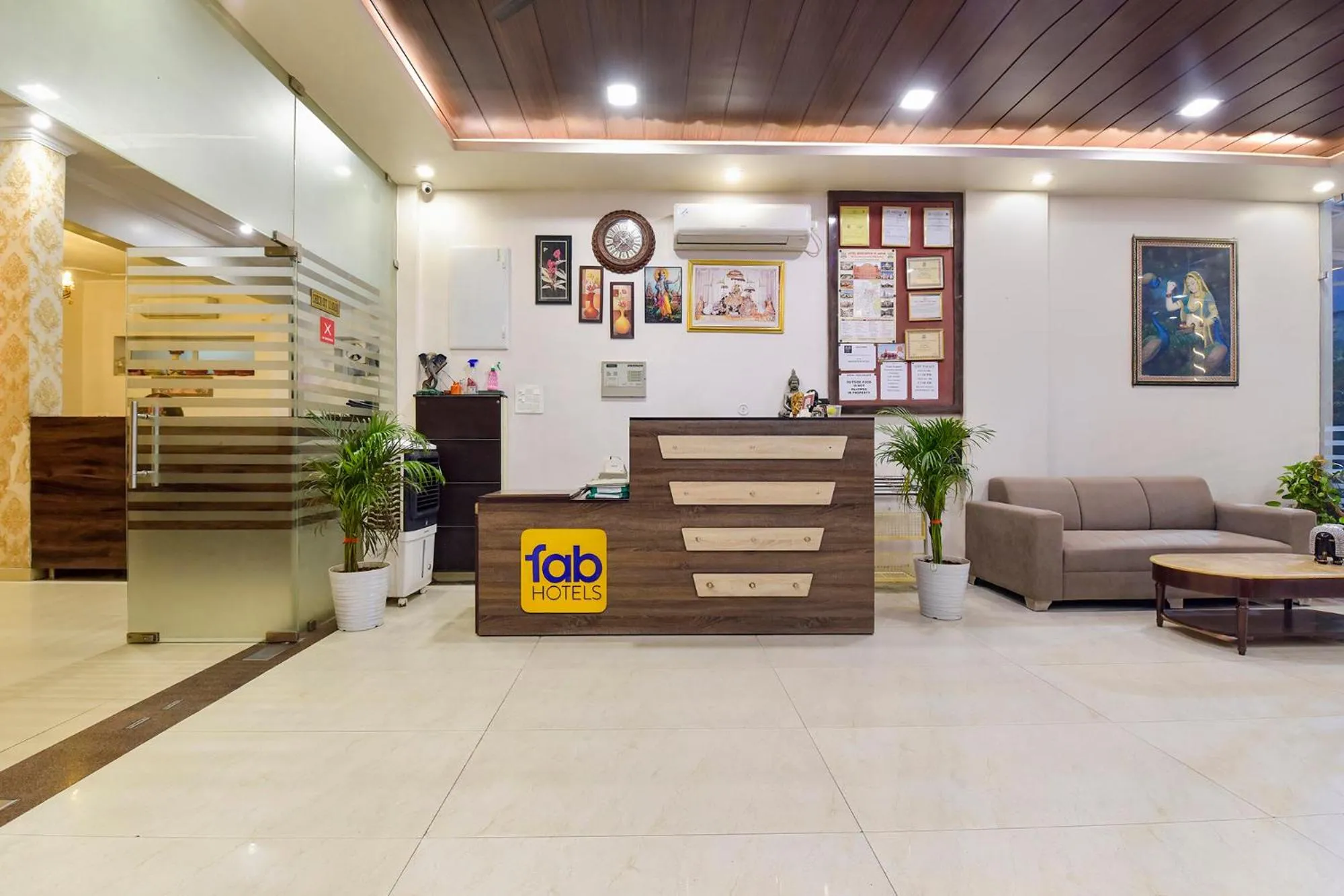 Lobby or reception in FabHotel Shiv Palace
