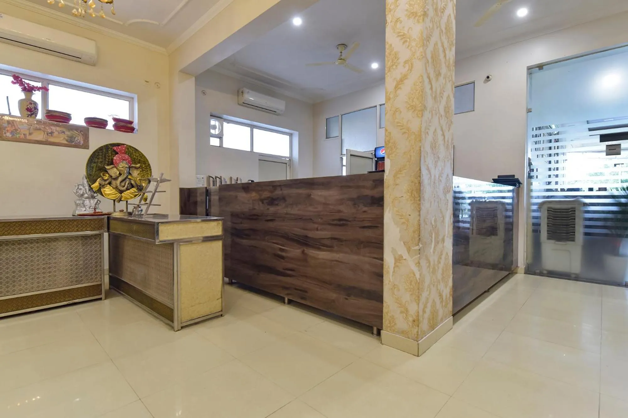 Lobby or reception in FabHotel Shiv Palace