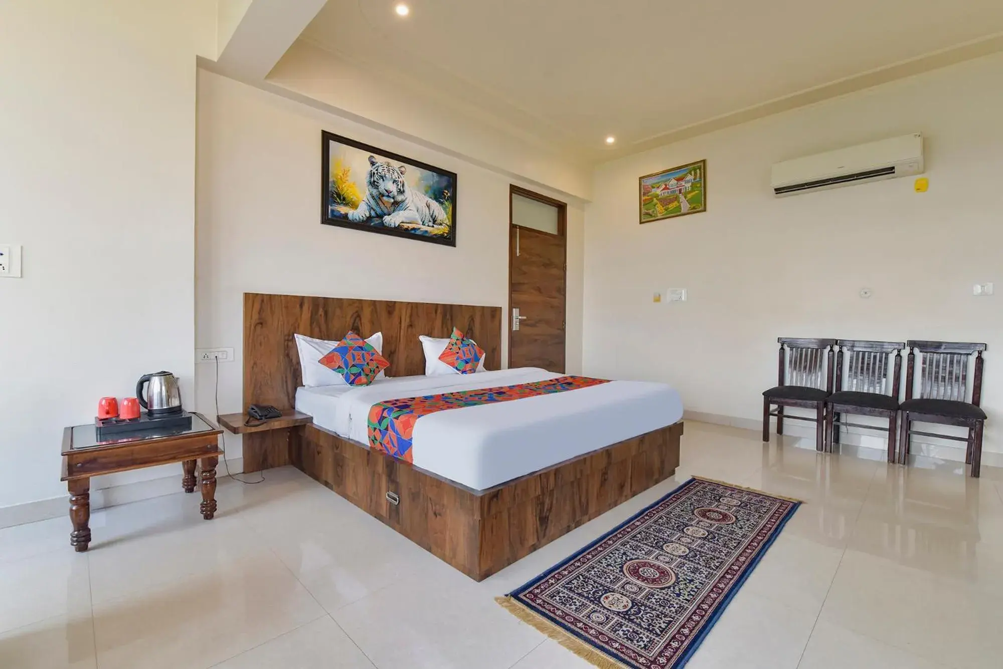 Deluxe Room - single occupancy in FabHotel Shiv Palace Deluxe Room - single occupancy in FabHotel Shiv Palace