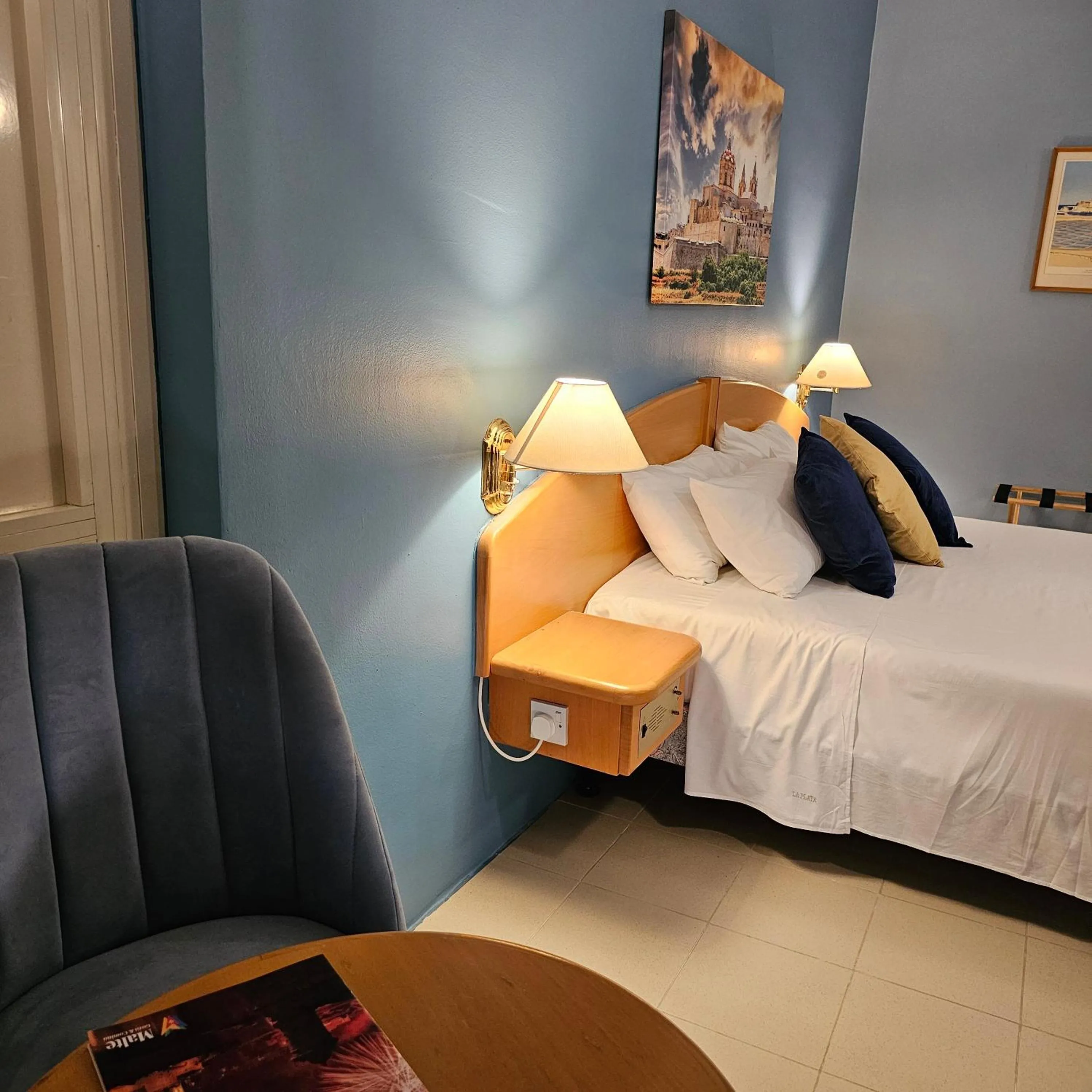 Seating area, Bed in La Playa Hotel