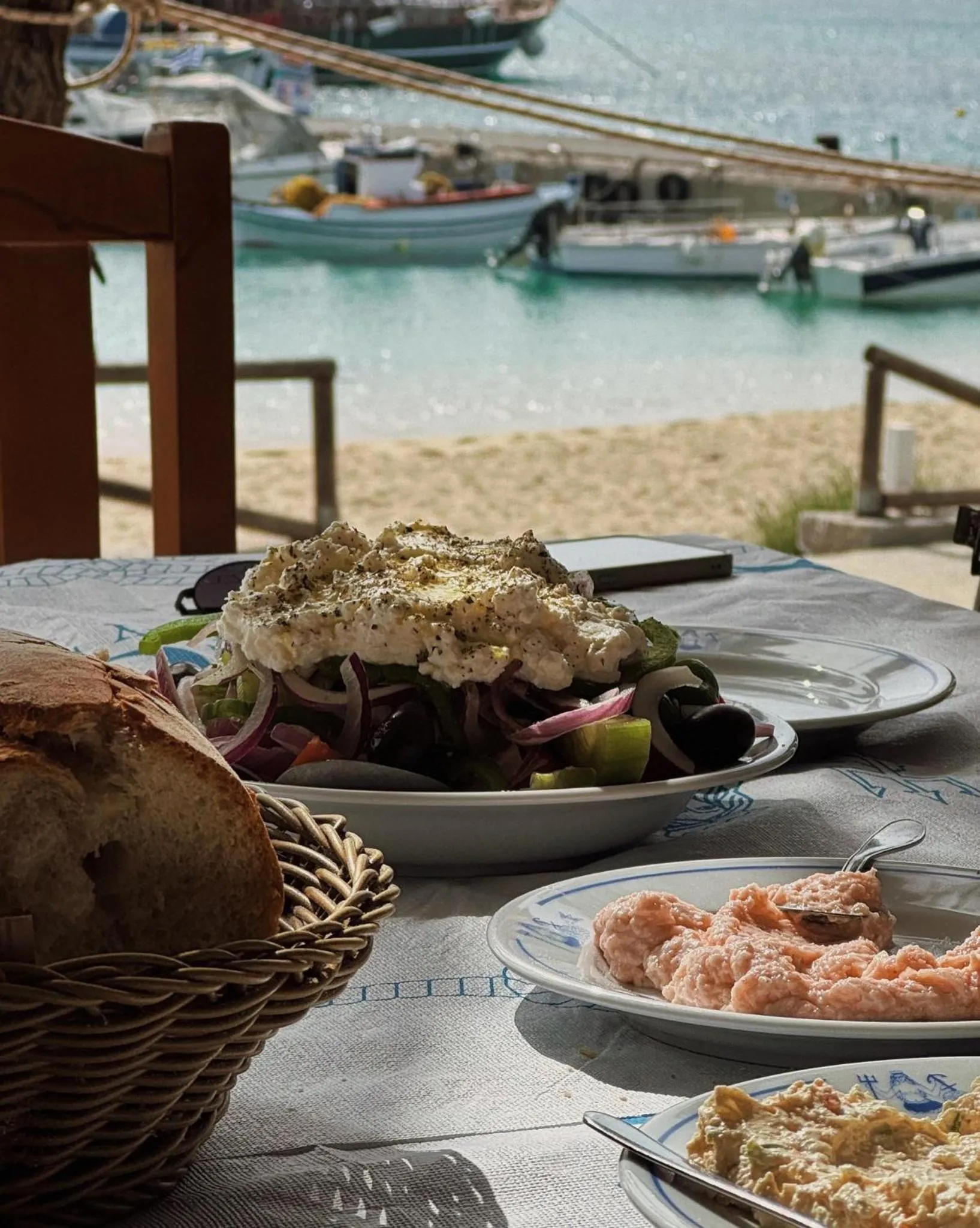 Restaurant/places to eat in Enosis Apartments - Triton Panoramic Sea View