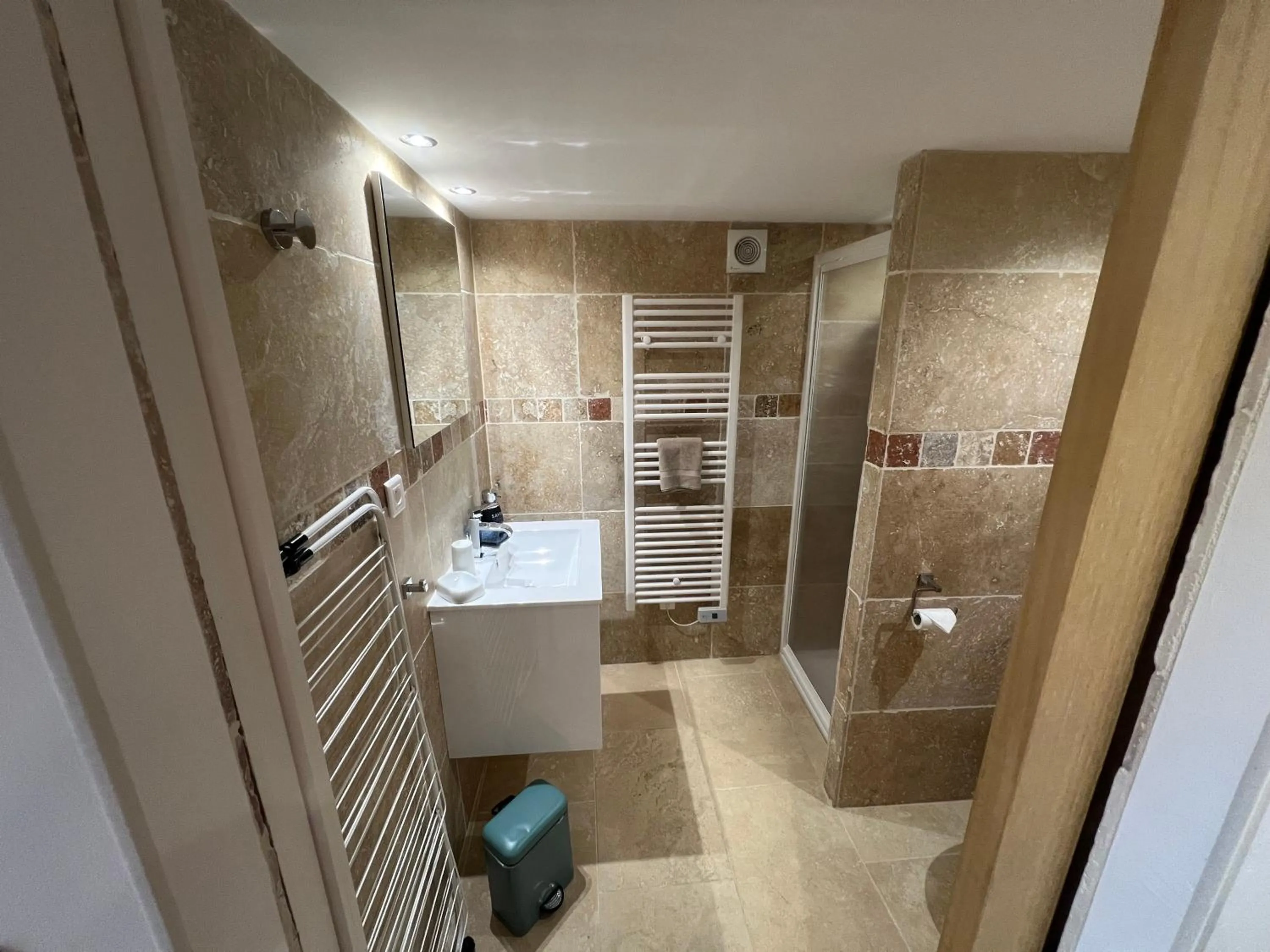 Shower in Le Relais des Chevaliers " Le Four à Pains "