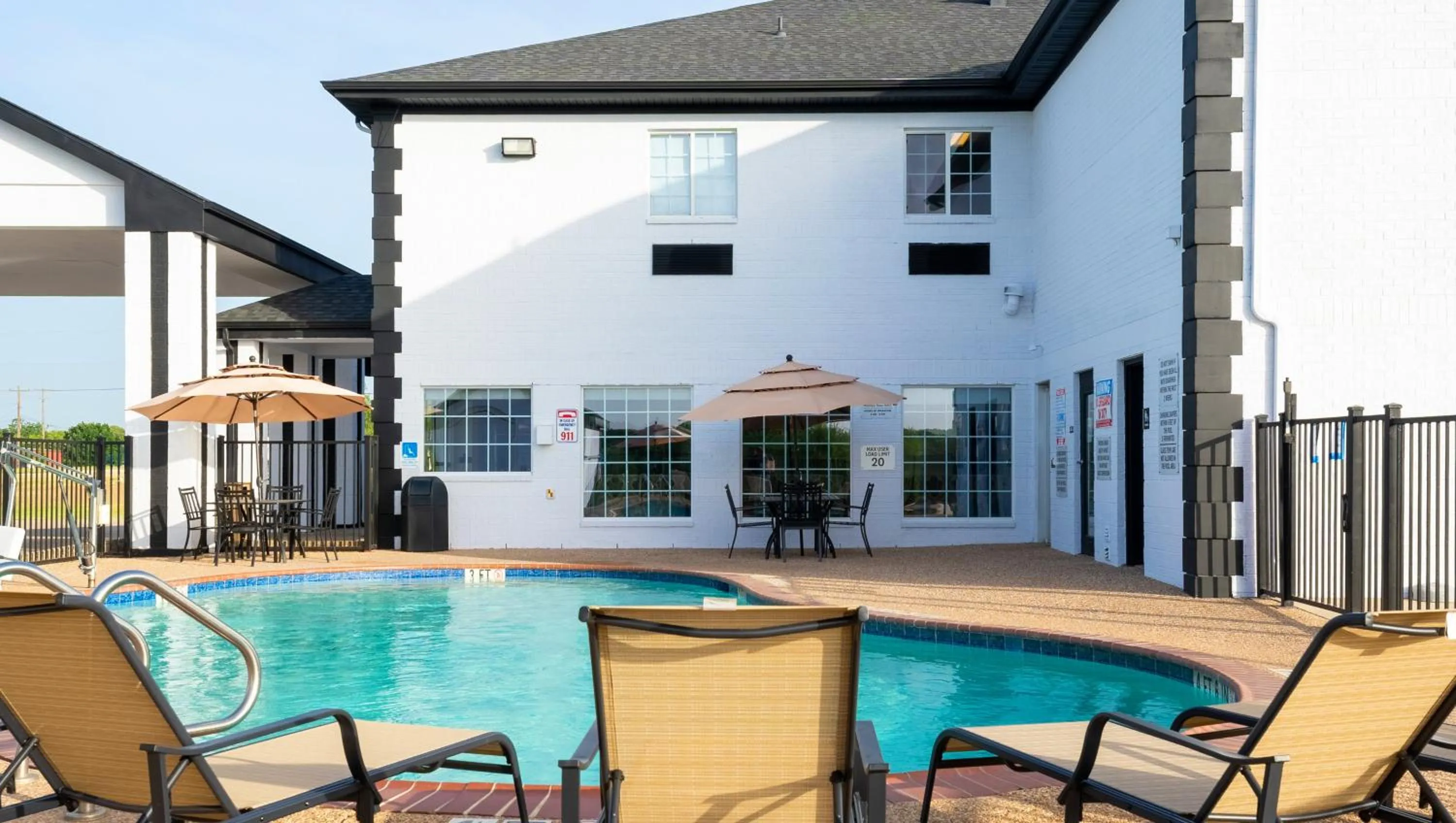 Swimming pool in Atria Hotel and RV McGregor