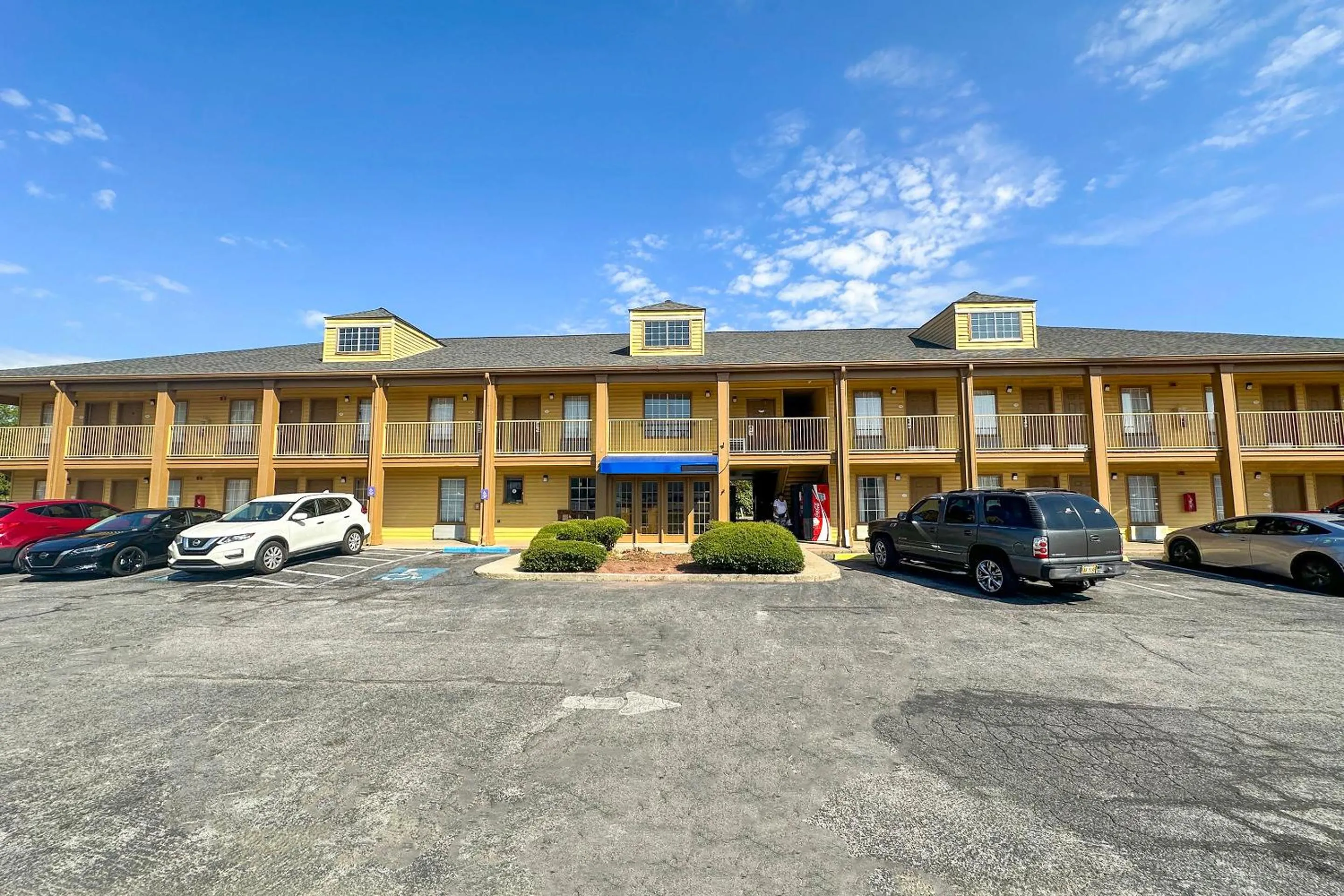 Parking in Bonita Lakes Inn by Capital O Meridian I20