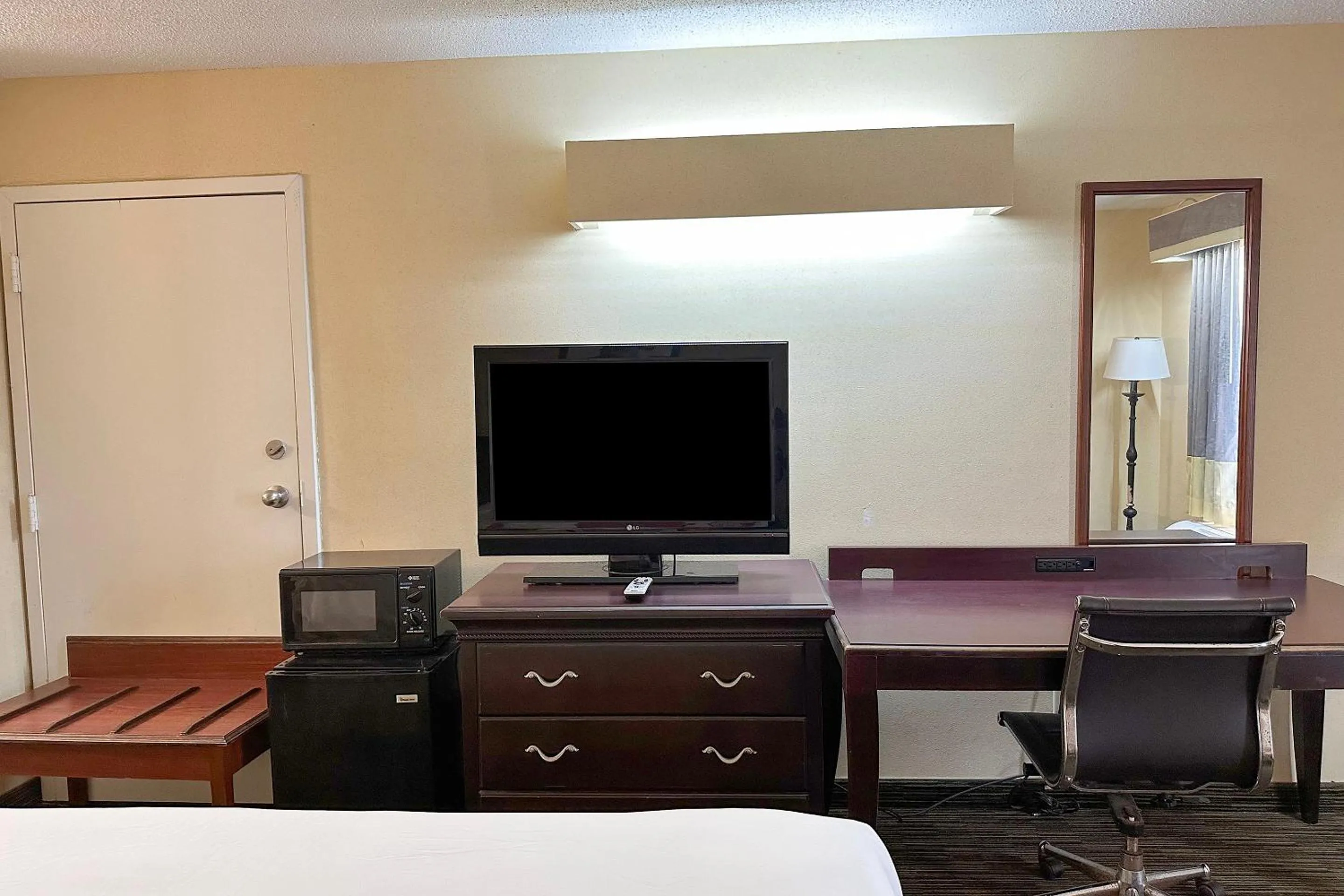 TV and multimedia, Bed in Bonita Lakes Inn by Capital O Meridian I20