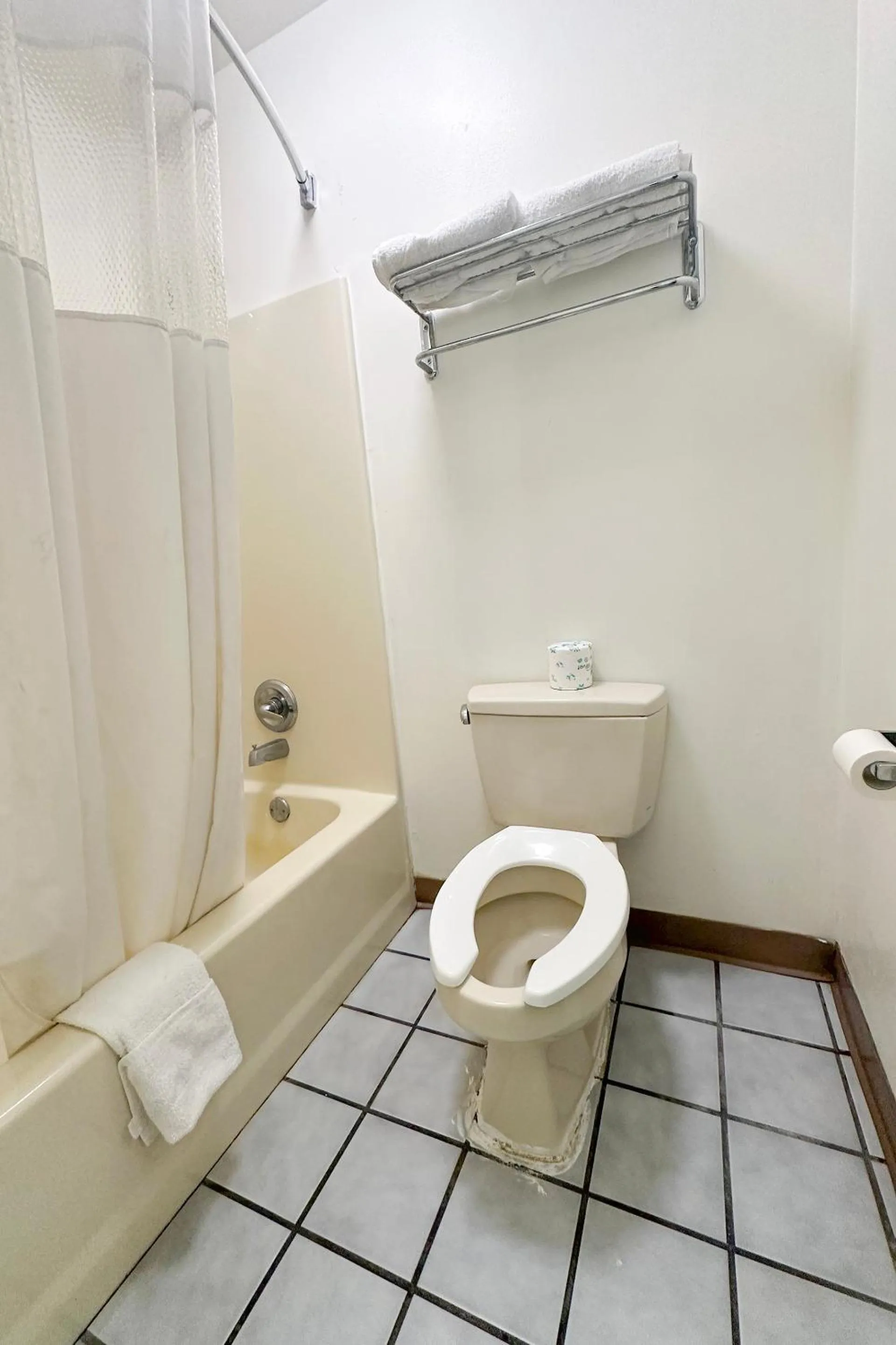 Bathroom in Bonita Lakes Inn by Capital O Meridian I20