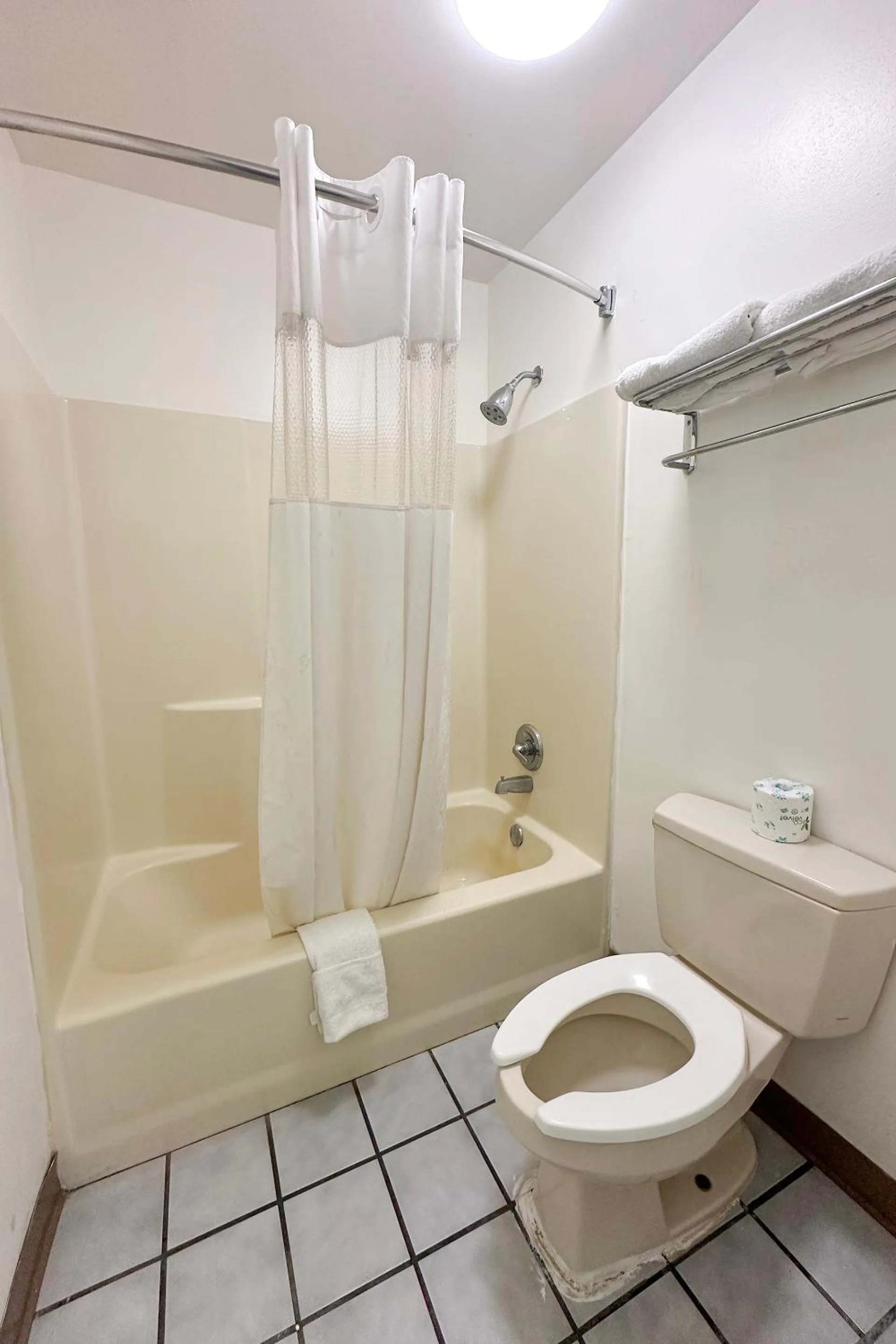 Bathroom in Bonita Lakes Inn by Capital O Meridian I20