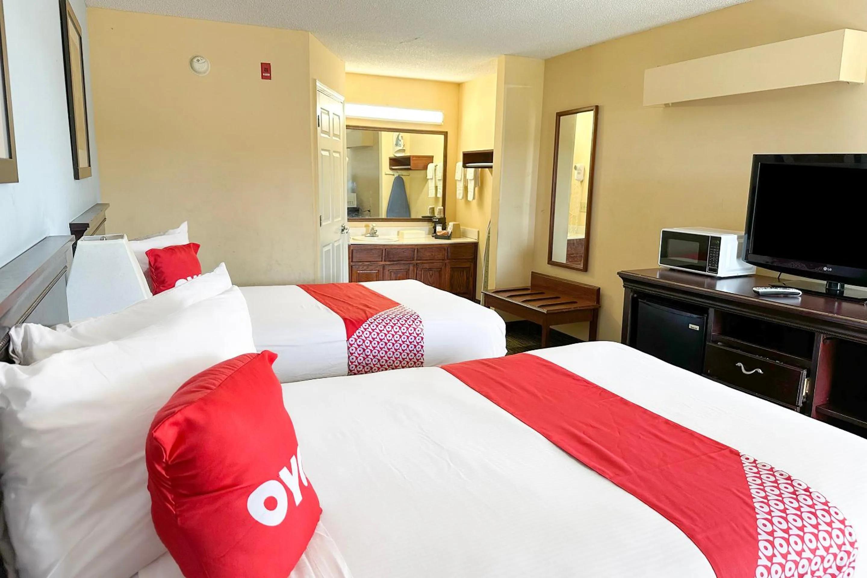 Bedroom, Bed in Bonita Lakes Inn by Capital O Meridian I20