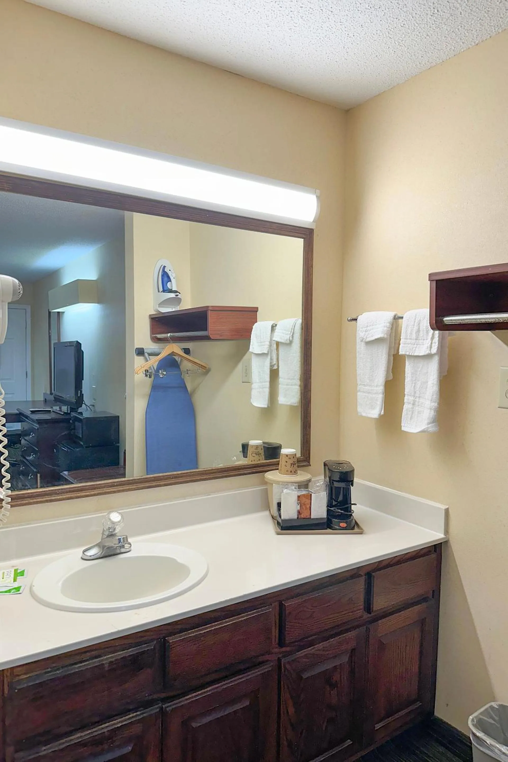 Bathroom in Bonita Lakes Inn by Capital O Meridian I20
