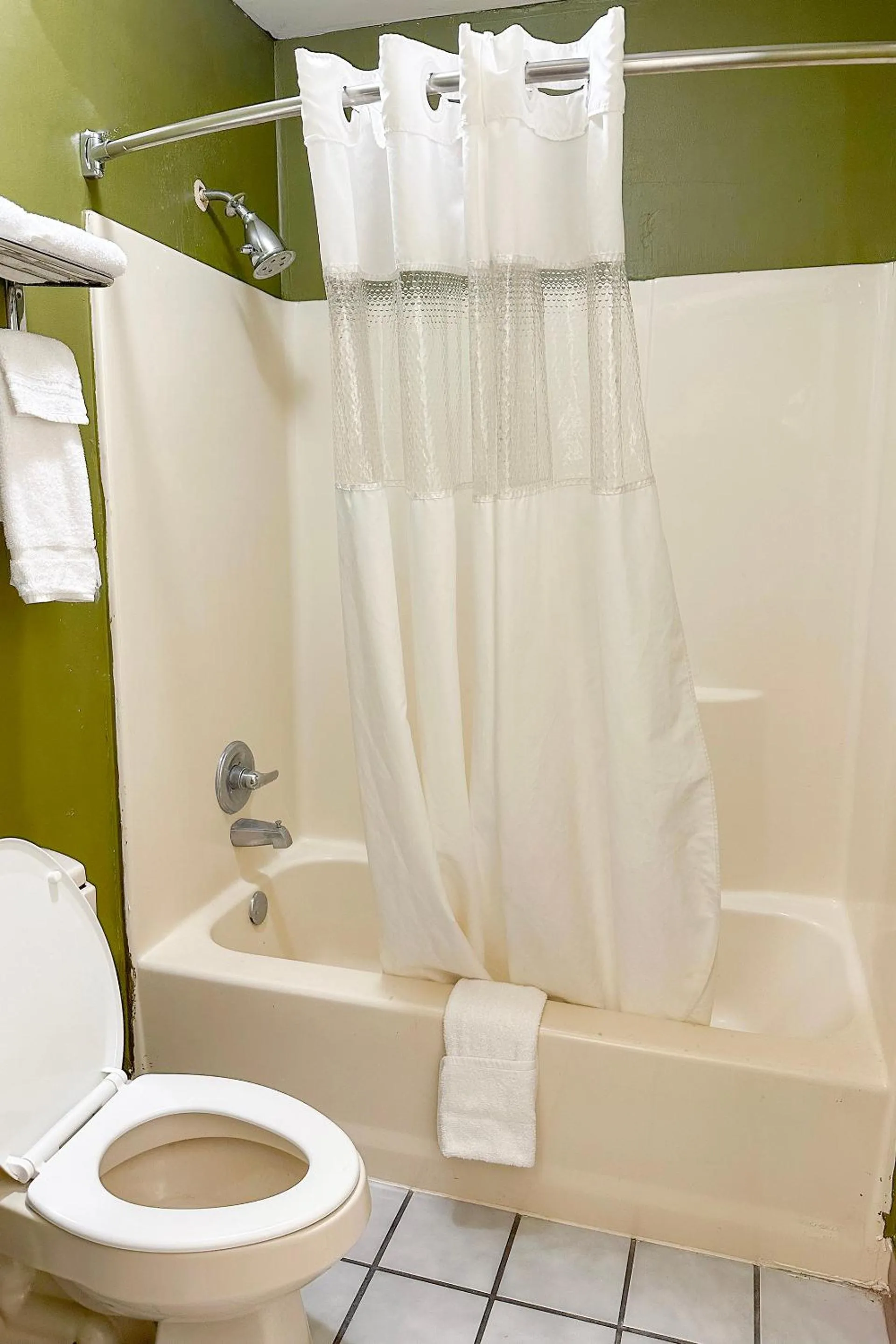 Bathroom in Bonita Lakes Inn by Capital O Meridian I20