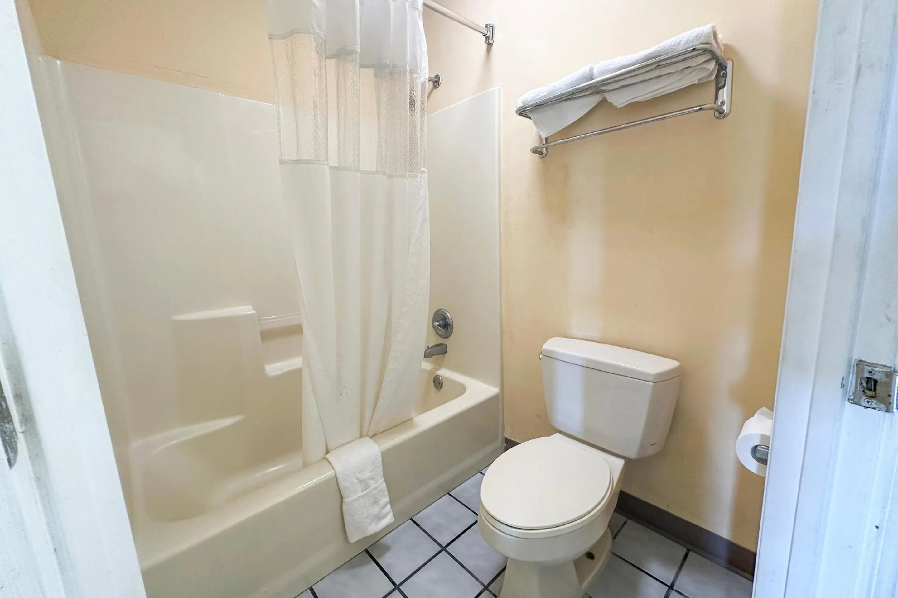 Bathroom in Bonita Lakes Inn by Capital O Meridian I20