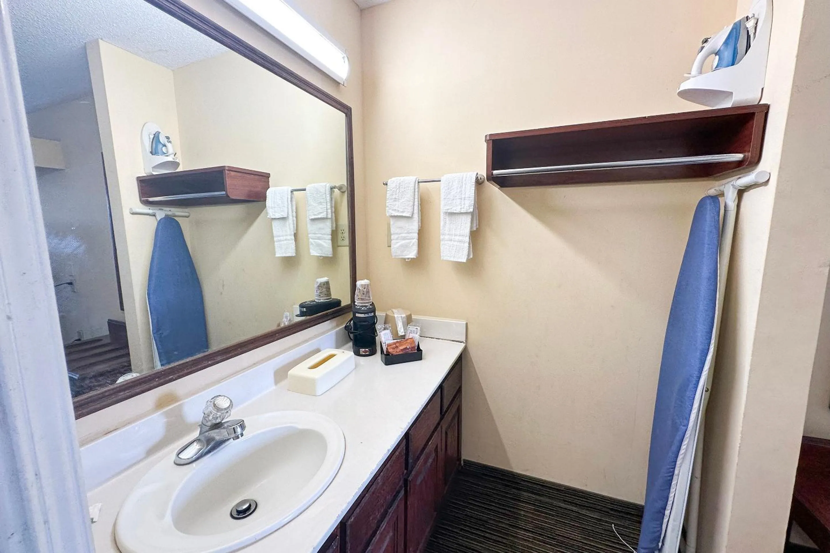 Bathroom in Bonita Lakes Inn by Capital O Meridian I20