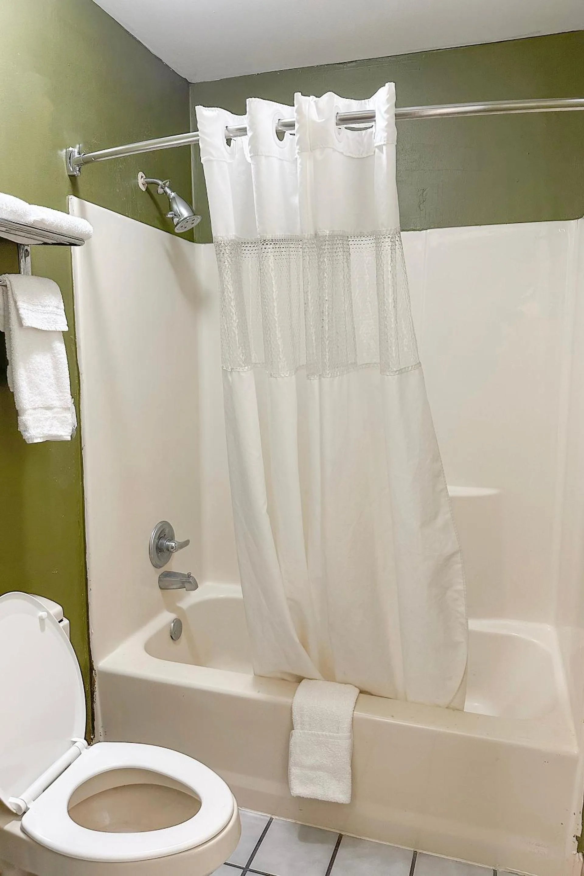 Bathroom in Bonita Lakes Inn by Capital O Meridian I20