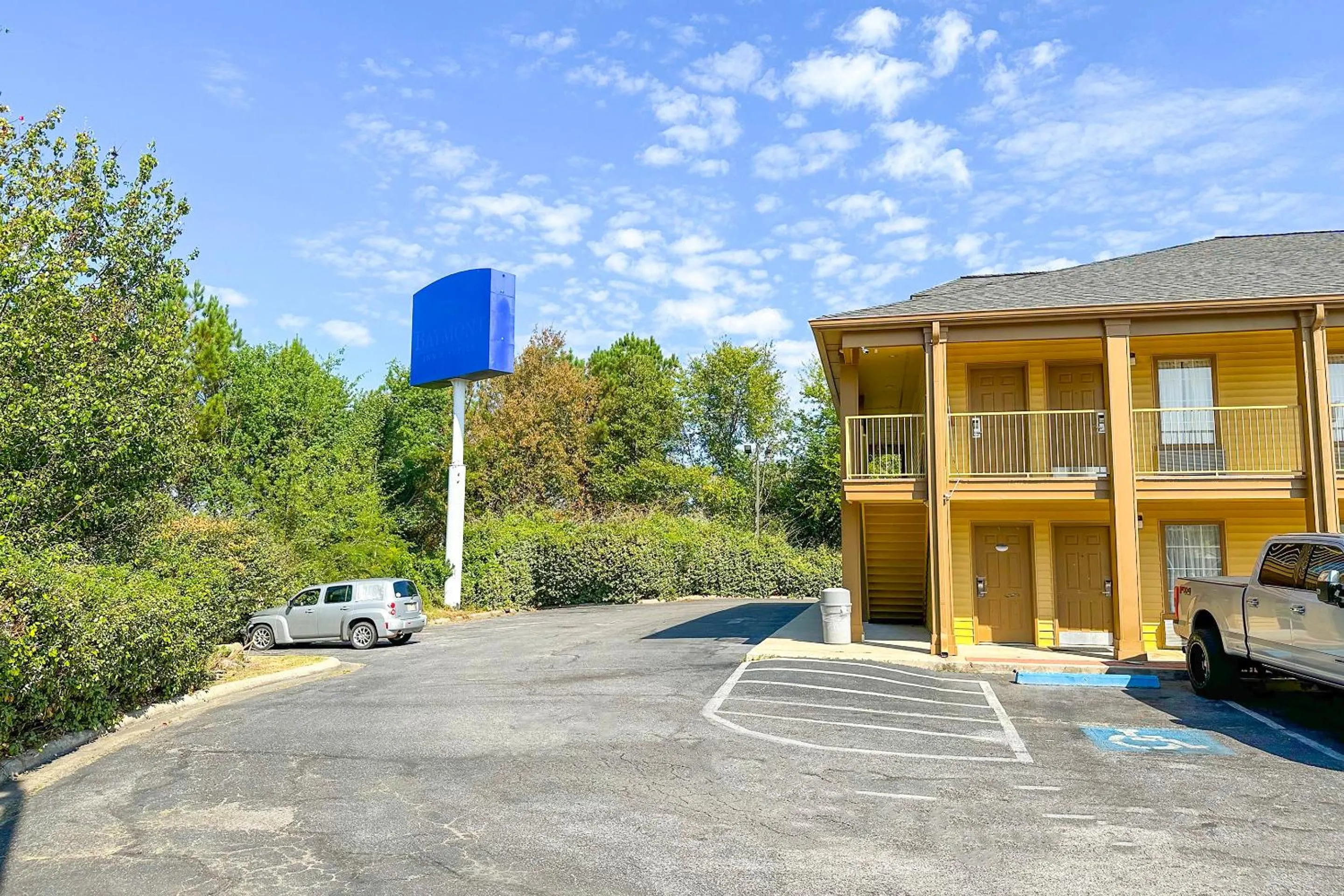 Property building in Bonita Lakes Inn by Capital O Meridian I20