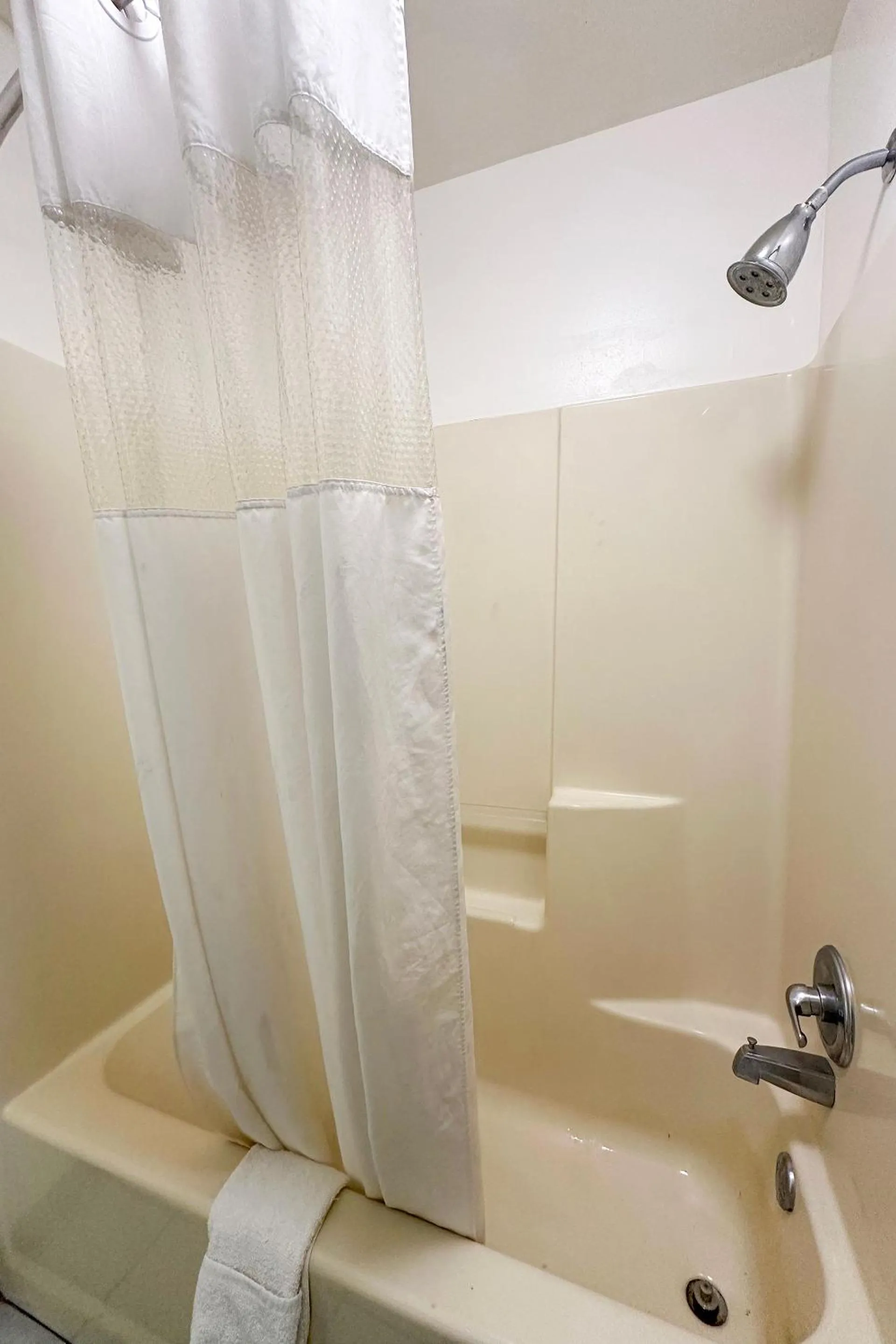 Bathroom in Bonita Lakes Inn by Capital O Meridian I20