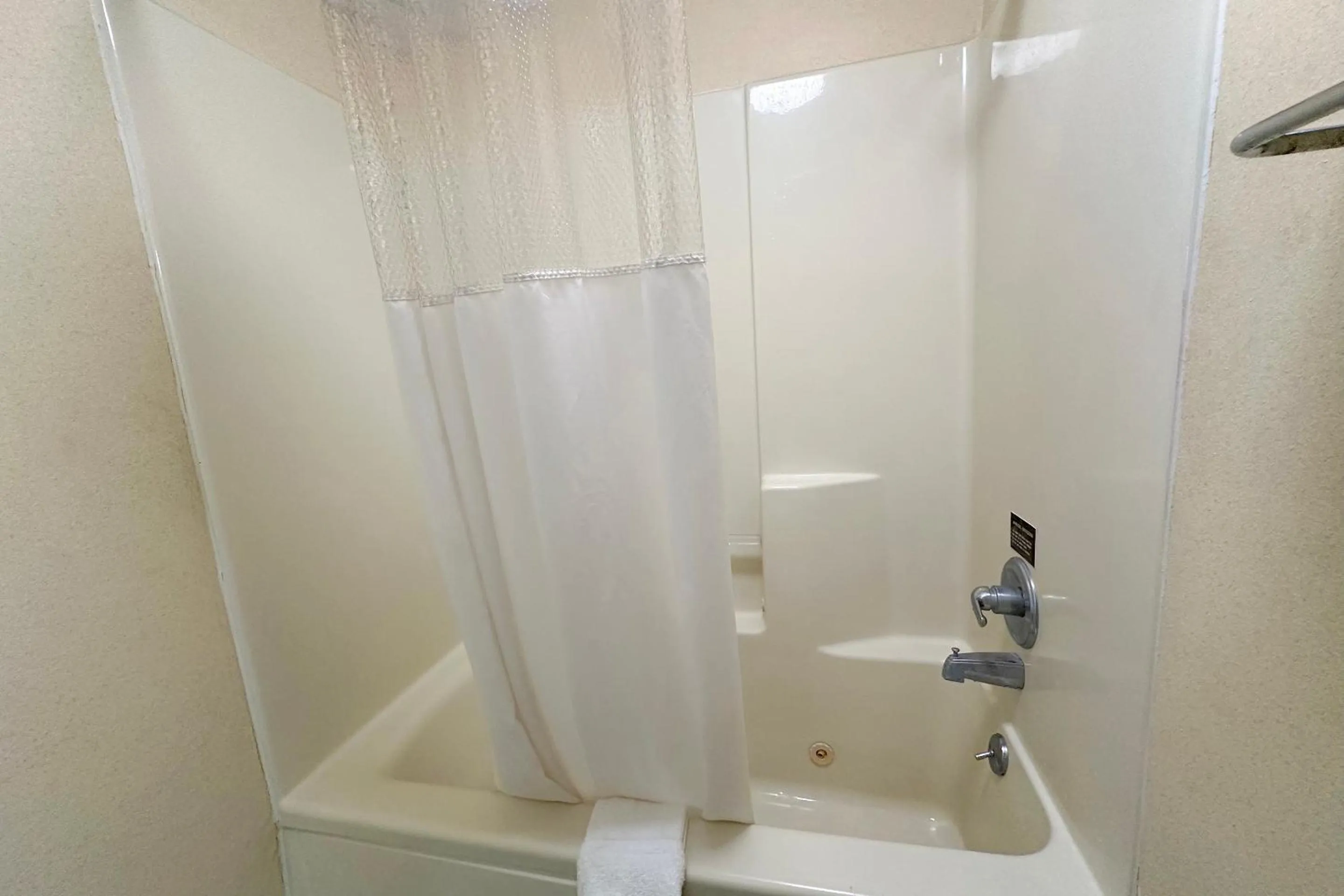 Bathroom in Bonita Lakes Inn by Capital O Meridian I20