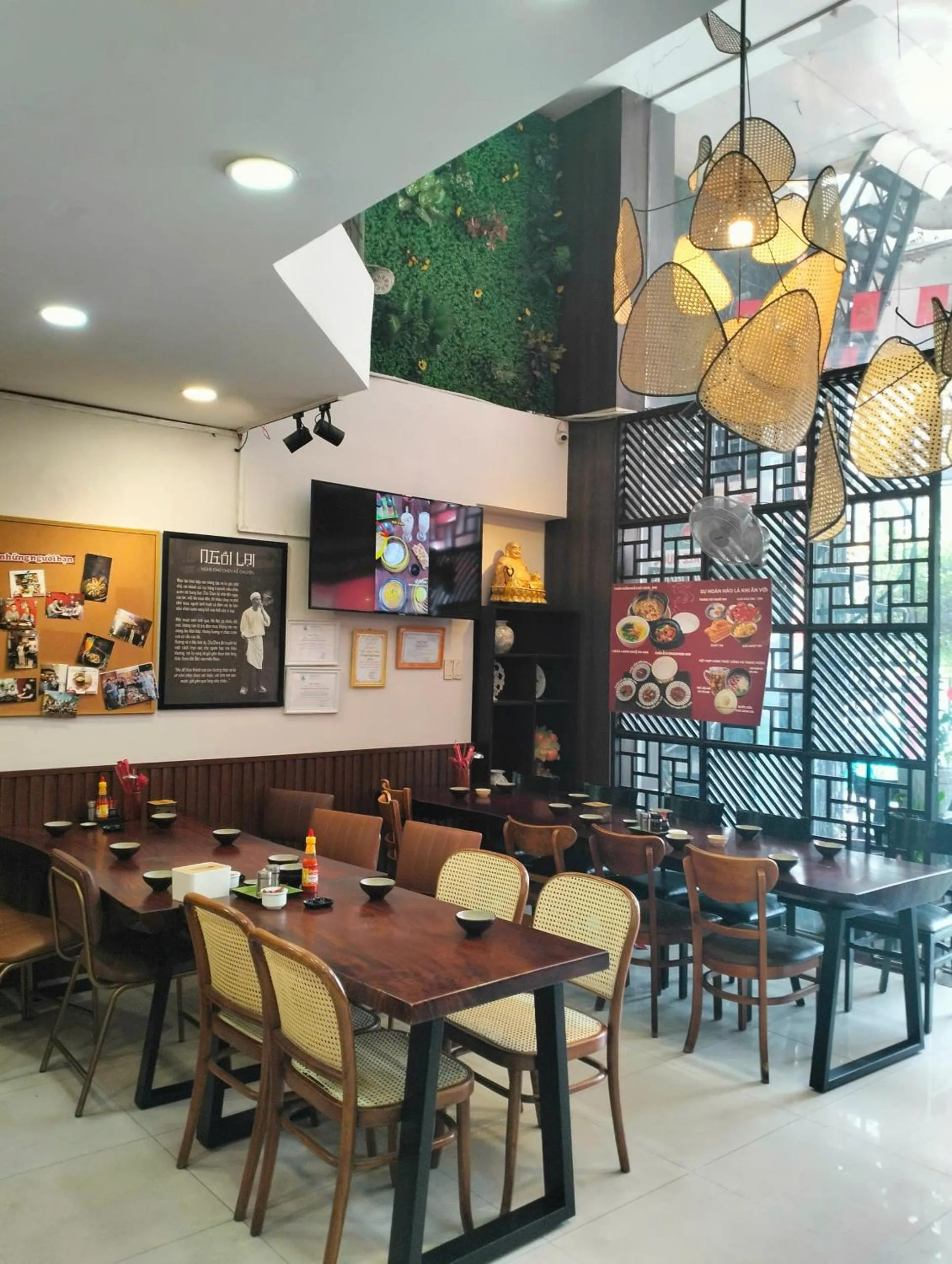 Restaurant/places to eat in Bros Hotel