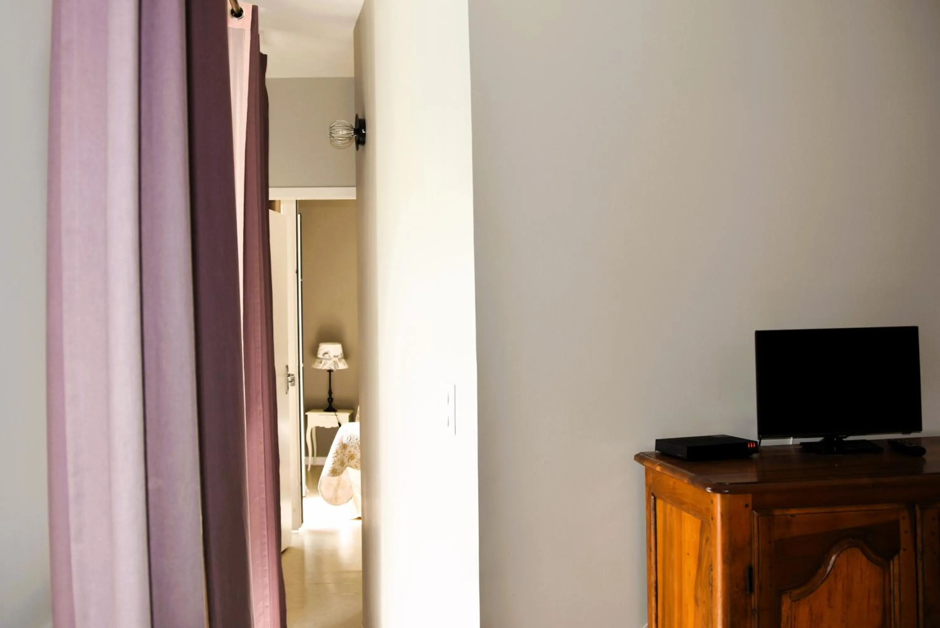 Photo of the whole room, Bed in La Maison de Lise