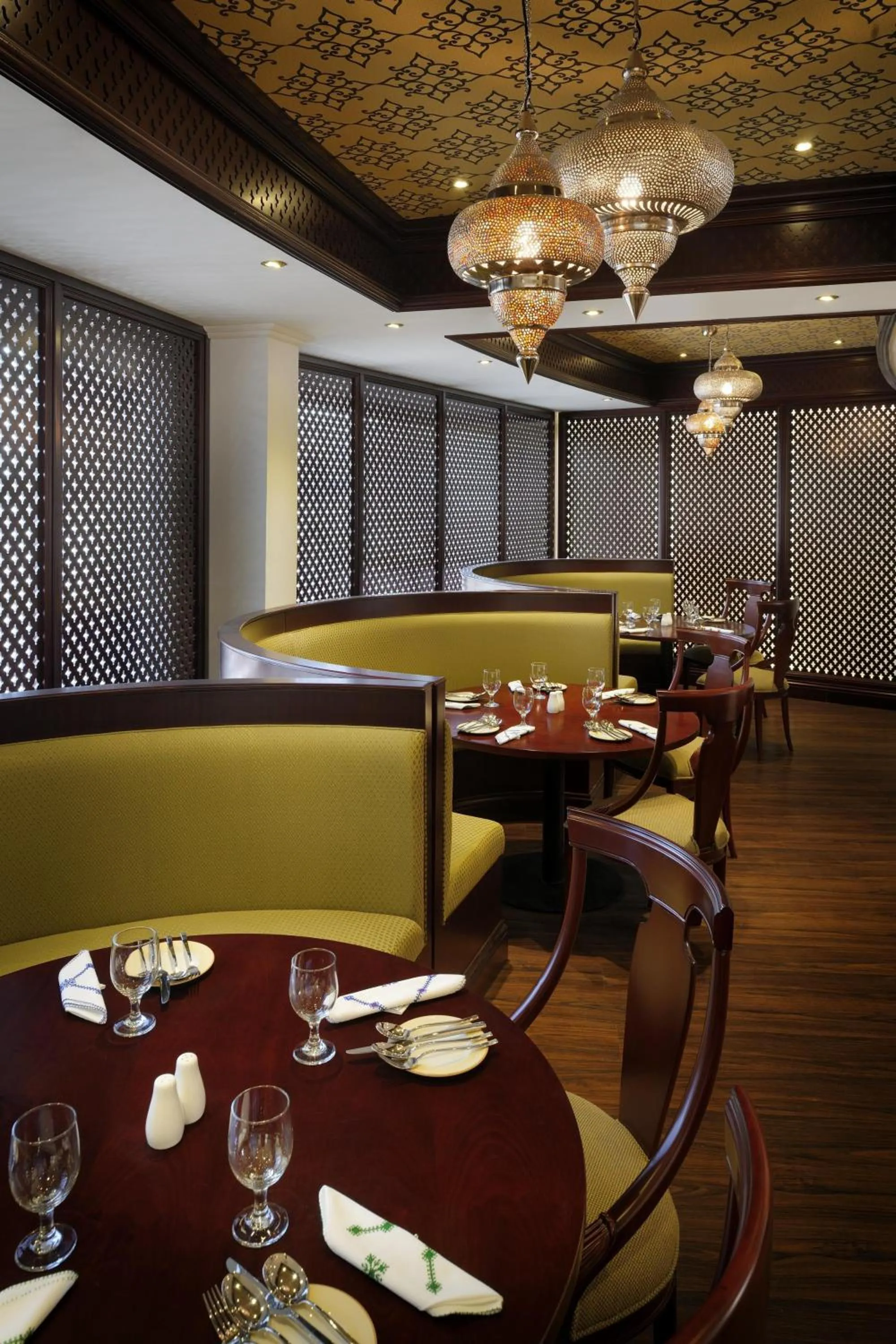 Restaurant/places to eat in Al Safir Hotel