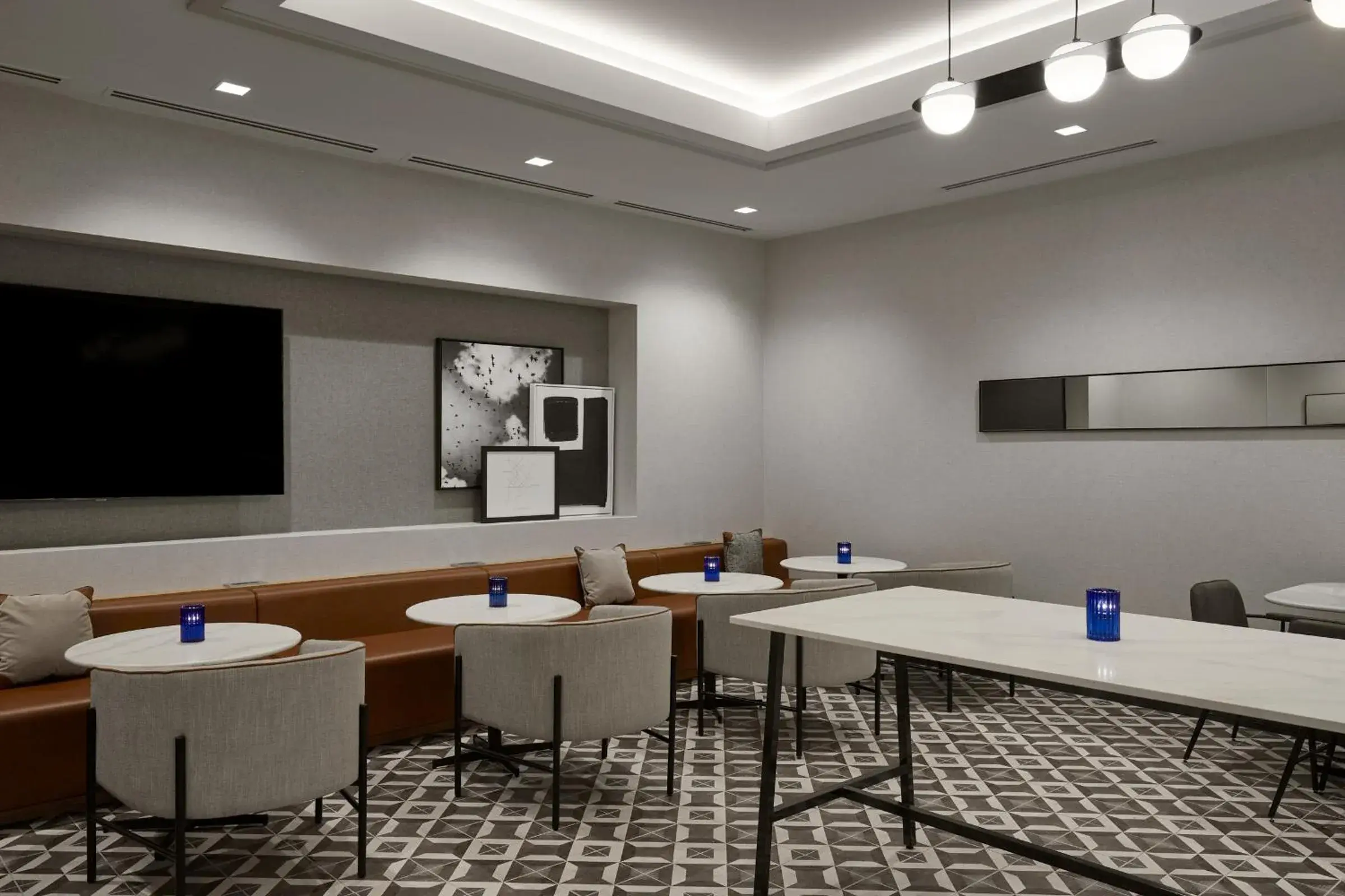 Lounge or bar in Hyatt Place Montreal - Downtown Lounge or bar in Hyatt Place Montreal - Downtown