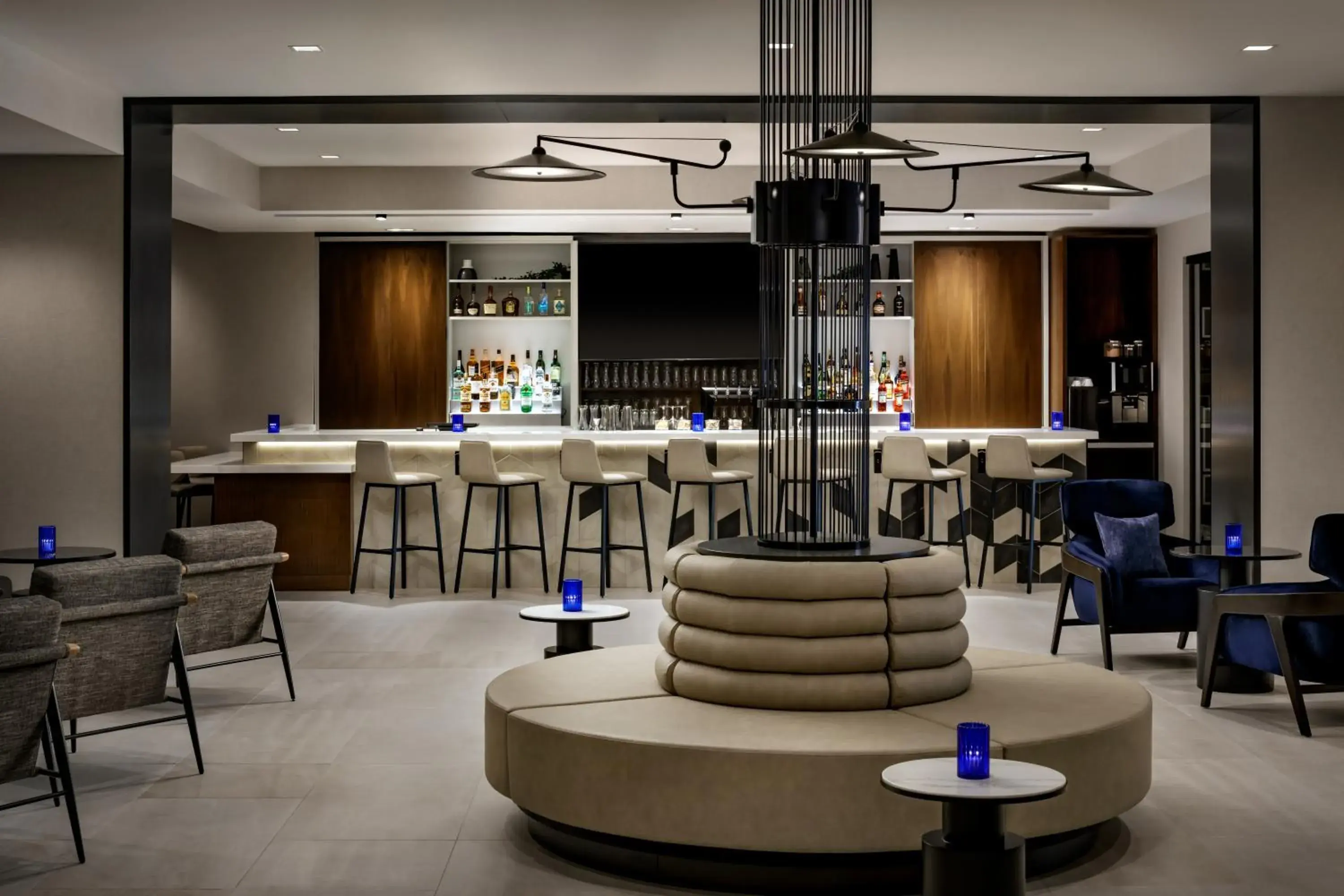 Lounge or bar in Hyatt Place Montreal - Downtown Lounge or bar in Hyatt Place Montreal - Downtown