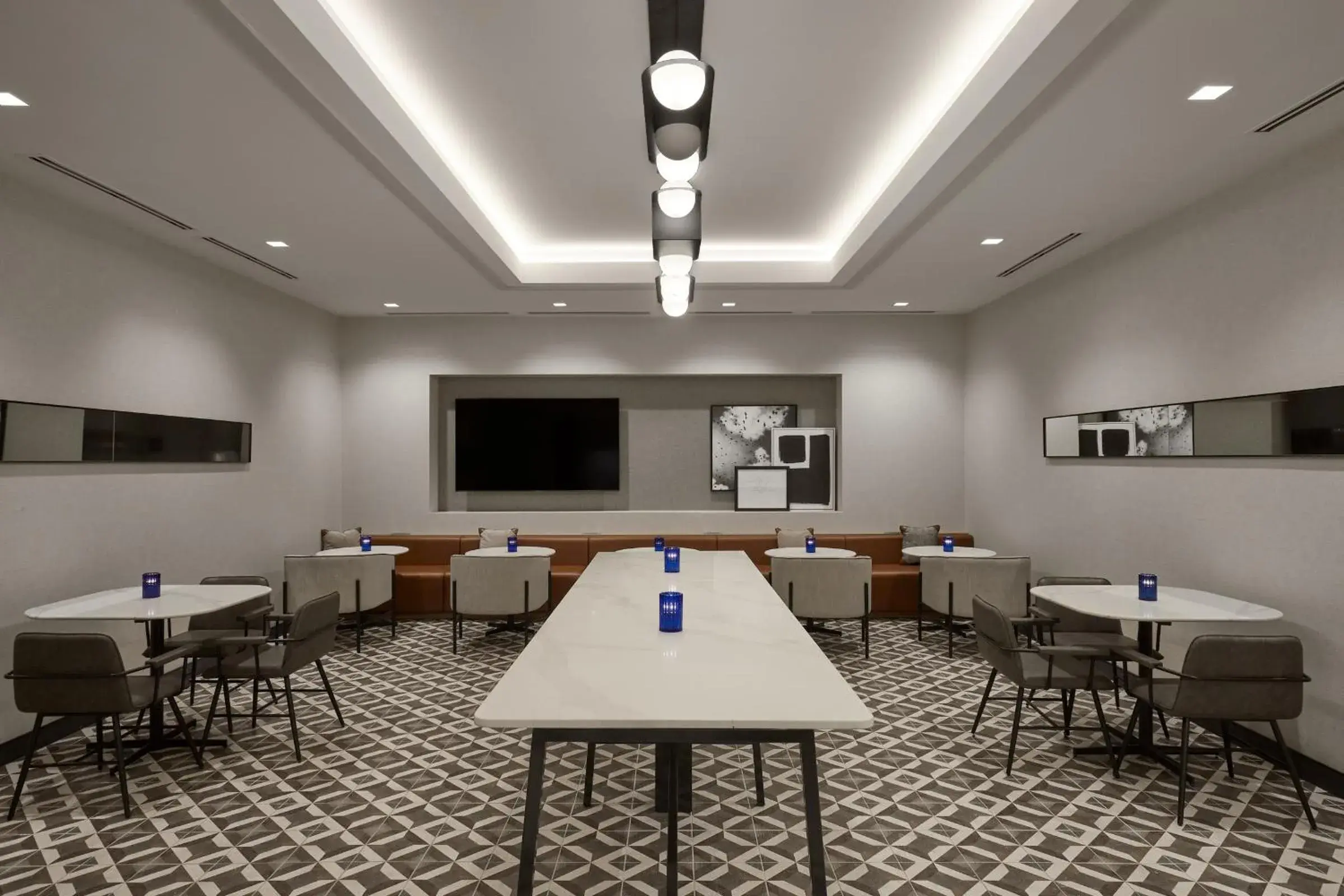 Lounge or bar in Hyatt Place Montreal - Downtown Lounge or bar in Hyatt Place Montreal - Downtown