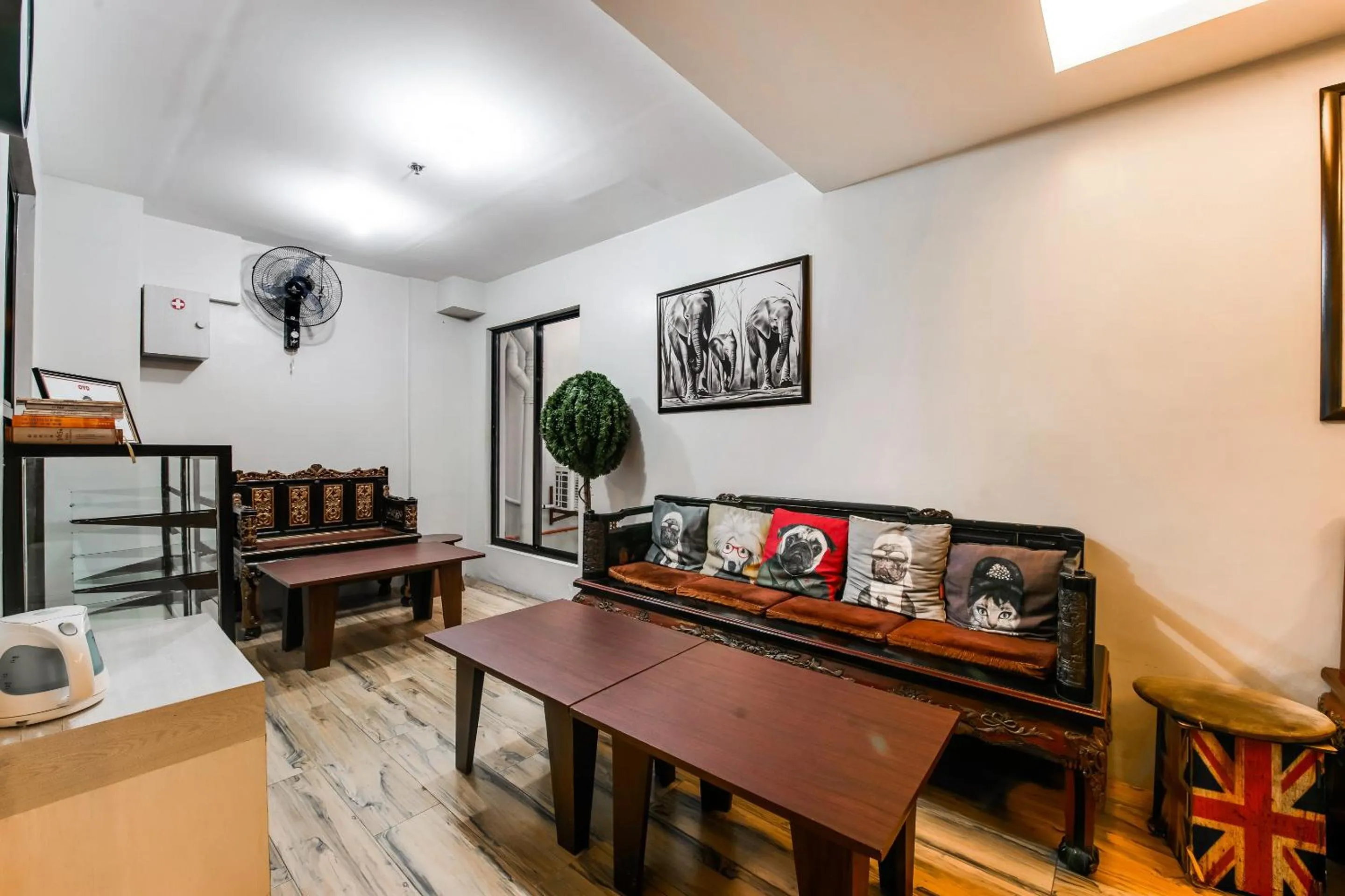 OYO 136 Regal Residences