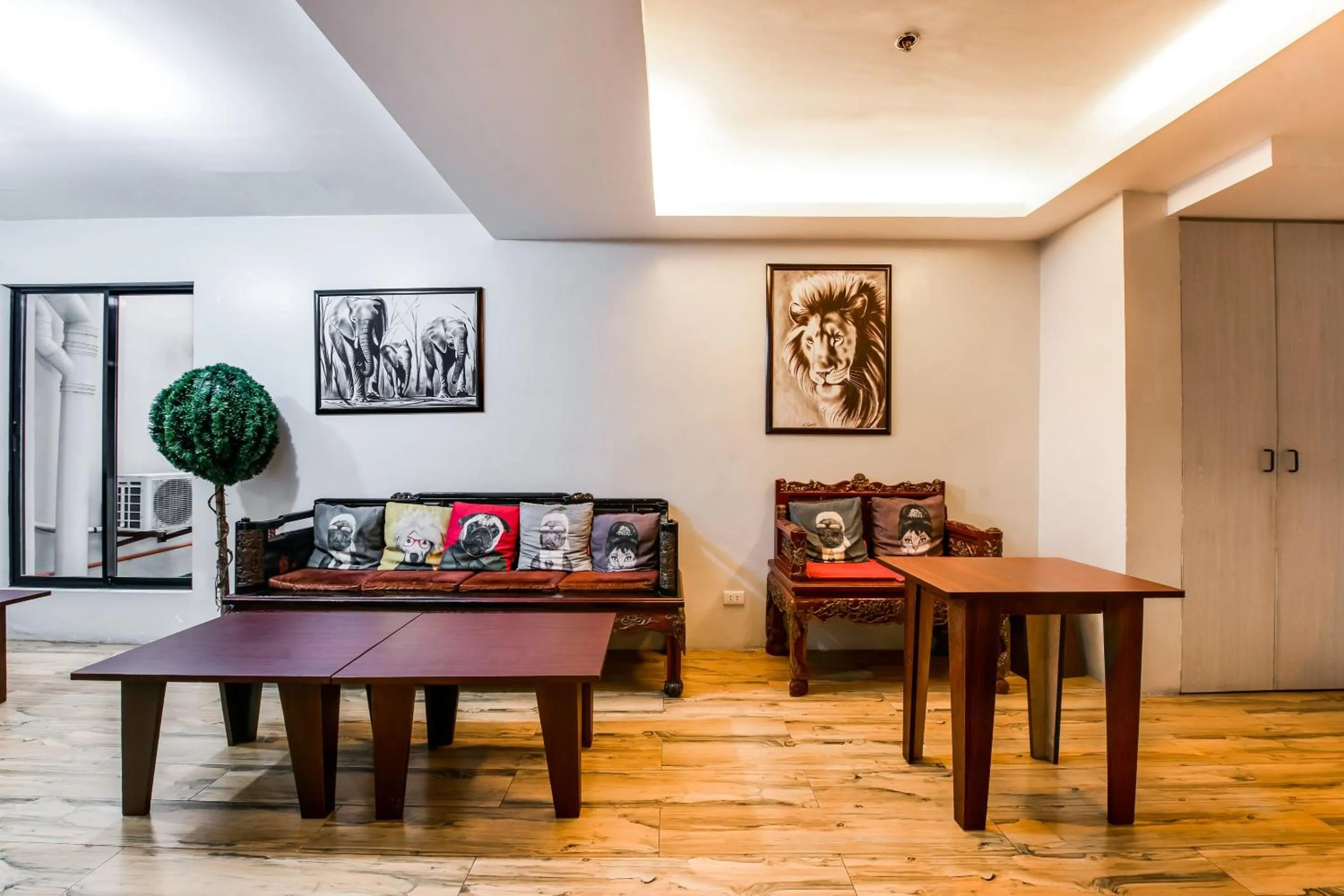 OYO 136 Regal Residences