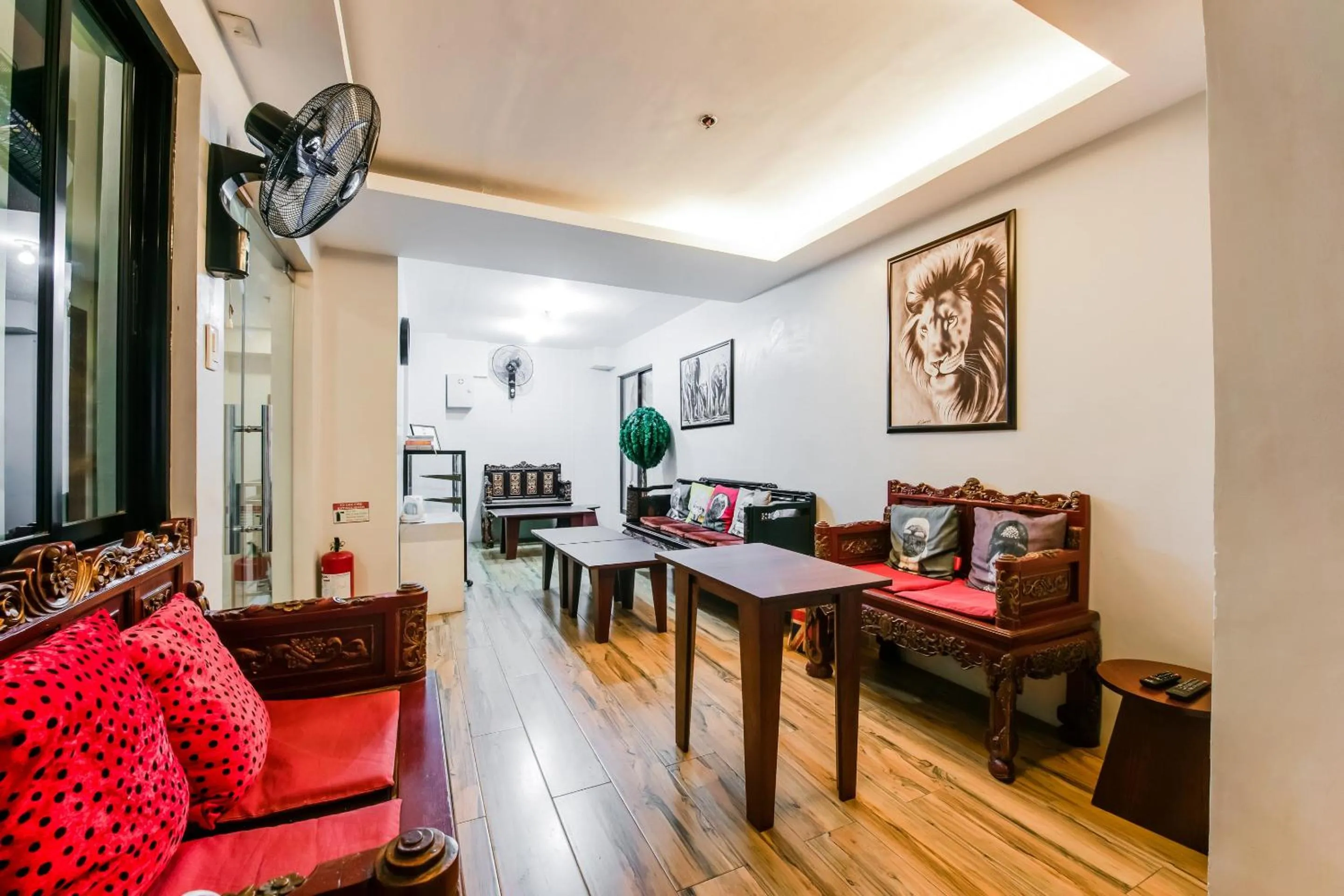 OYO 136 Regal Residences