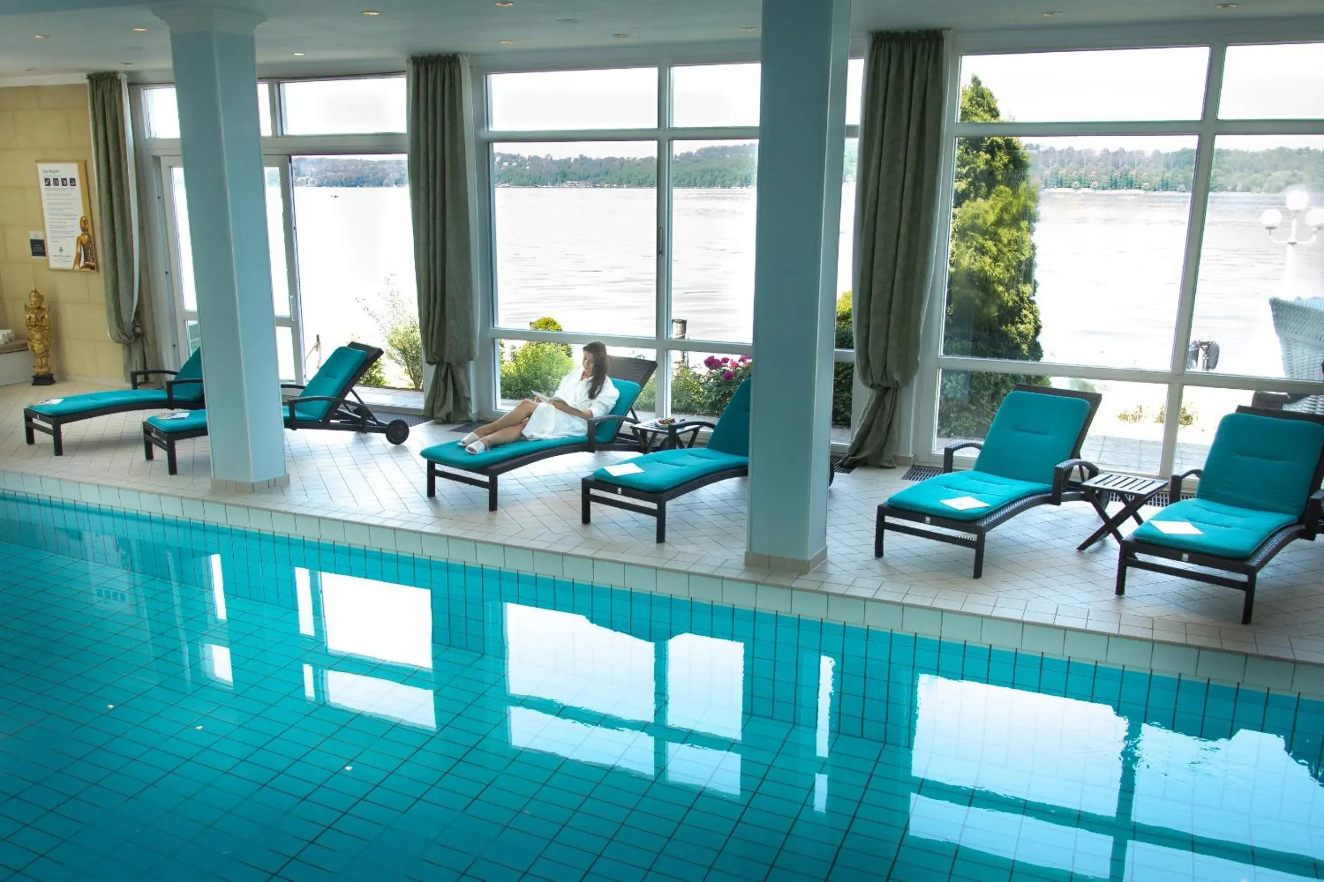 Swimming pool in Seehotel Leoni Swimming pool in Seehotel Leoni