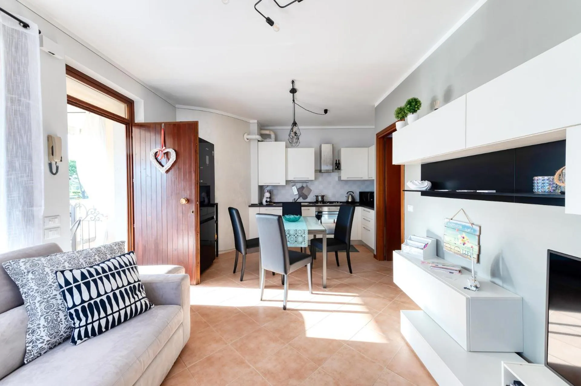 Communal lounge/ TV room in Wolf House - Sirmione Holiday